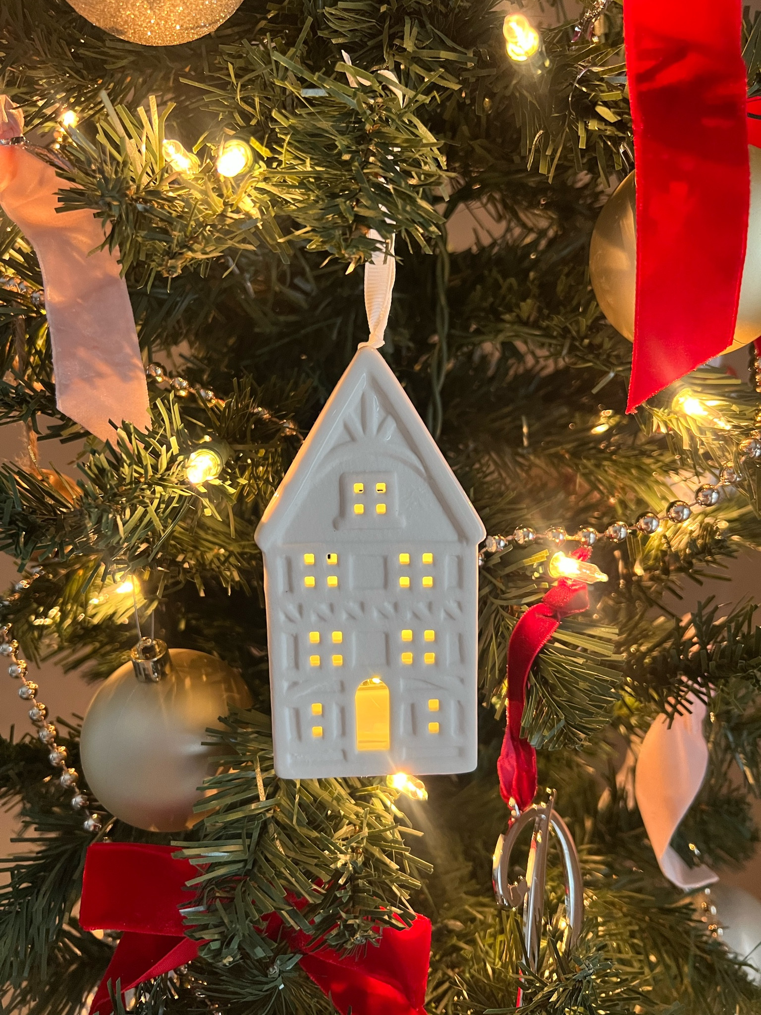 how cutie is this little light up house!! 🏠🎄

#LTKSeasonal #LTKHome #LTKHoliday