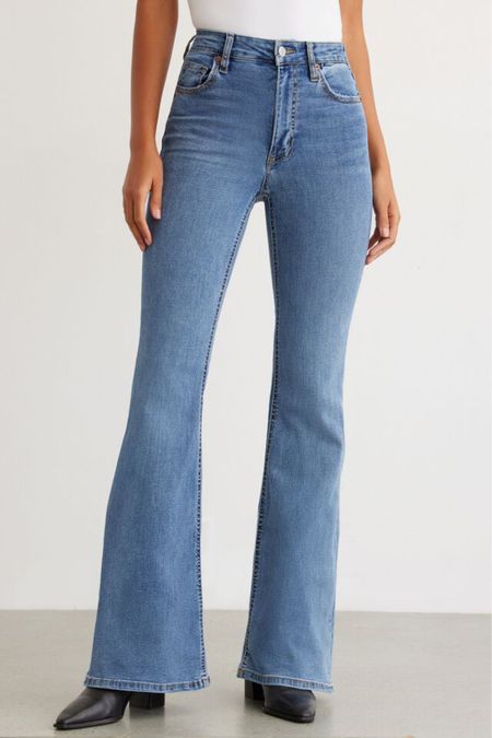 Hailey flared jeans, flared denims, wide legs, high waisted. 

#LTKSeasonal #LTKunder50 #LTKstyletip