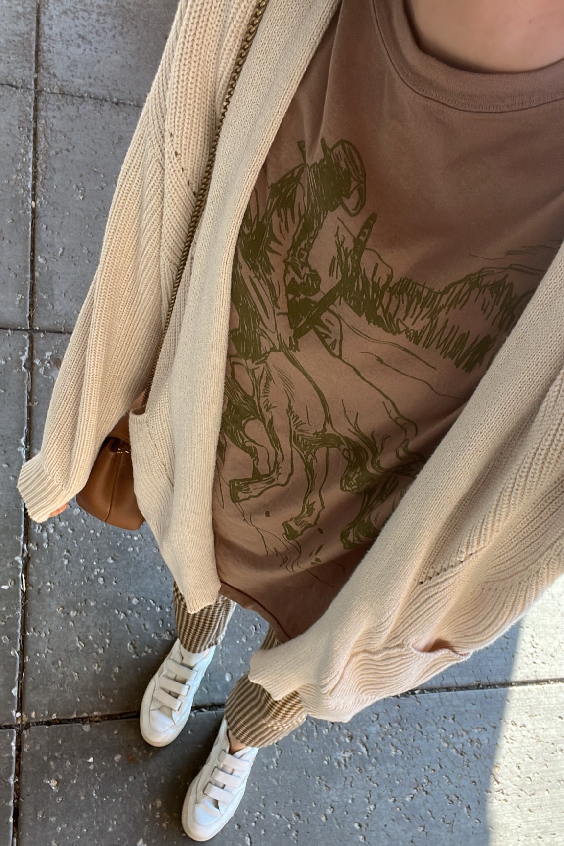Wearing xs in cardigan!
Graphic tee is one size, so comfy & oversized!
Pants are a few years old from free people but linked similar!

Fall outfit 

#LTKSeasonal