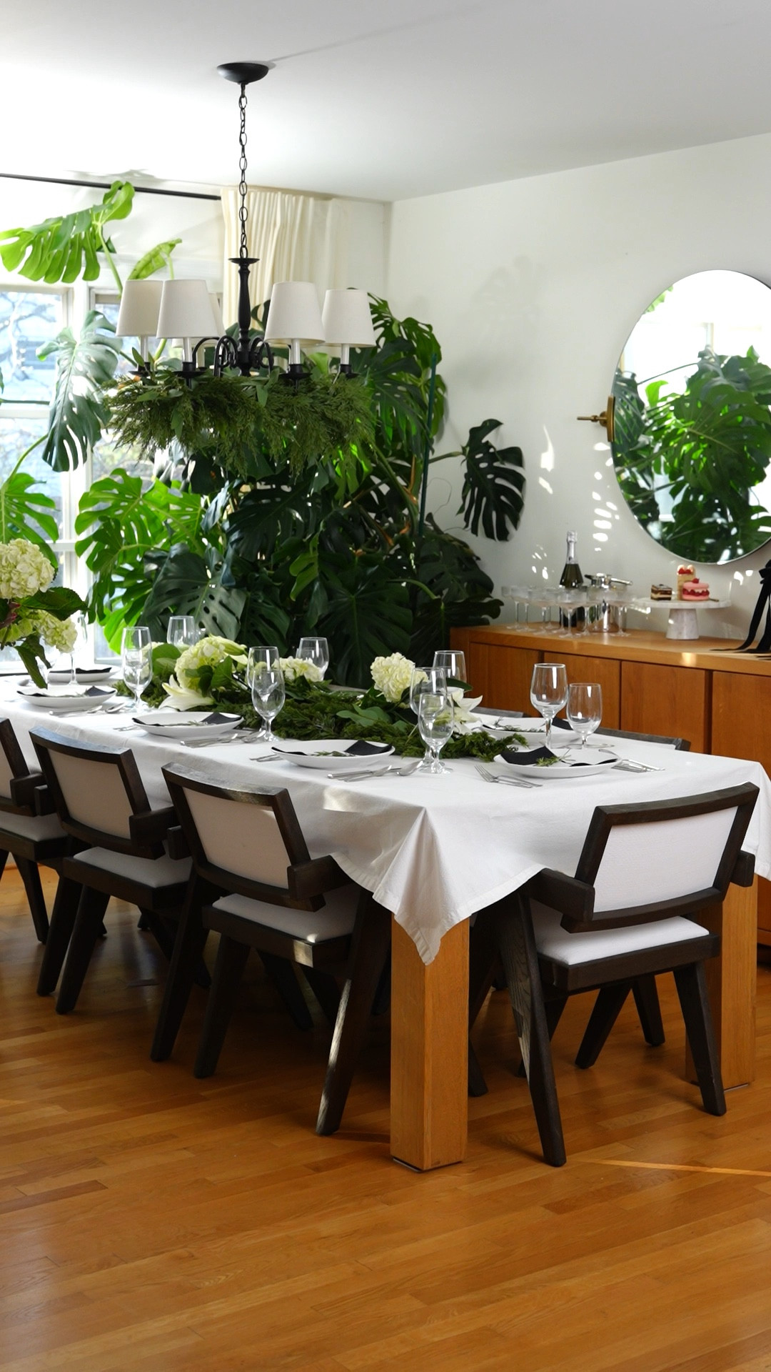 Green and White holiday decor!

Holiday Tablescape, Holiday table setting, dining room recor, Christmas decor ideas.

#LTKHome #LTKHoliday #LTKStyleTip