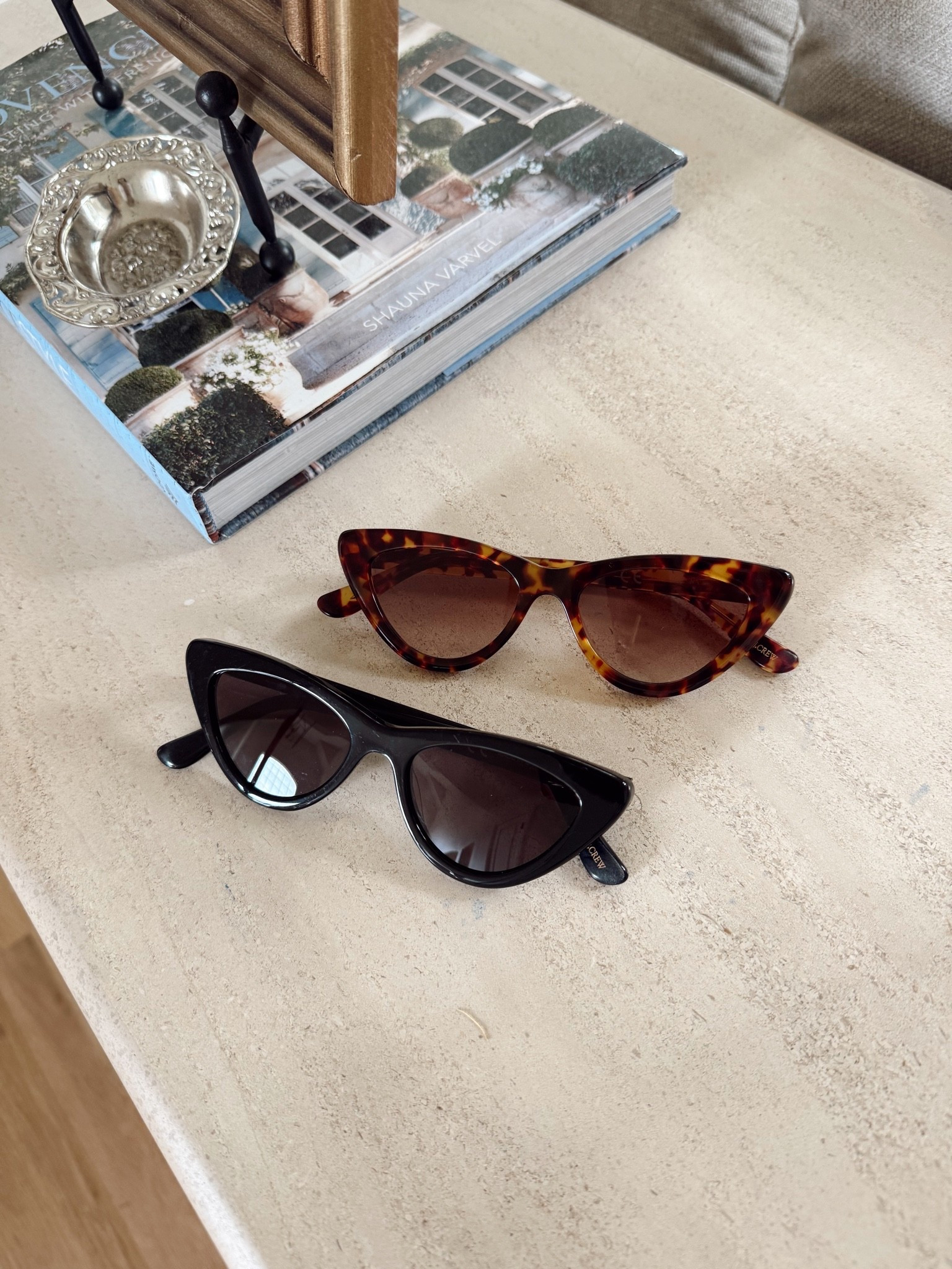 Love these beautiful and classic style sunglasses! 😎