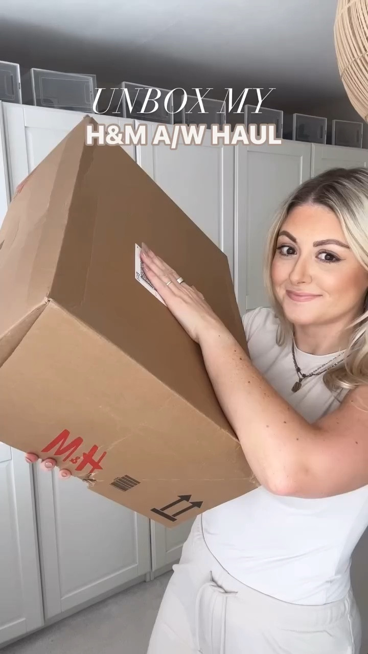 Let’s do this my first little autumn haul 🍁 I know we’re about to have a heat wave but H&M had some really cute pieces that I couldn’t resist. 

A try on haul is coming so make sure you’re following for that. 

As much as I like summer I love autumn fashion, and layering up, chai lattes and cozy evenings with candles but I want a couple weeks of sunshine before I fully give into the next season, but I’m here to start getting some fashion pieces. 

Let me know what your favs are, all items will be linked on my @ltk.europe 🫶🏽

#autumnvibes #autumnhaul #autumnfashion