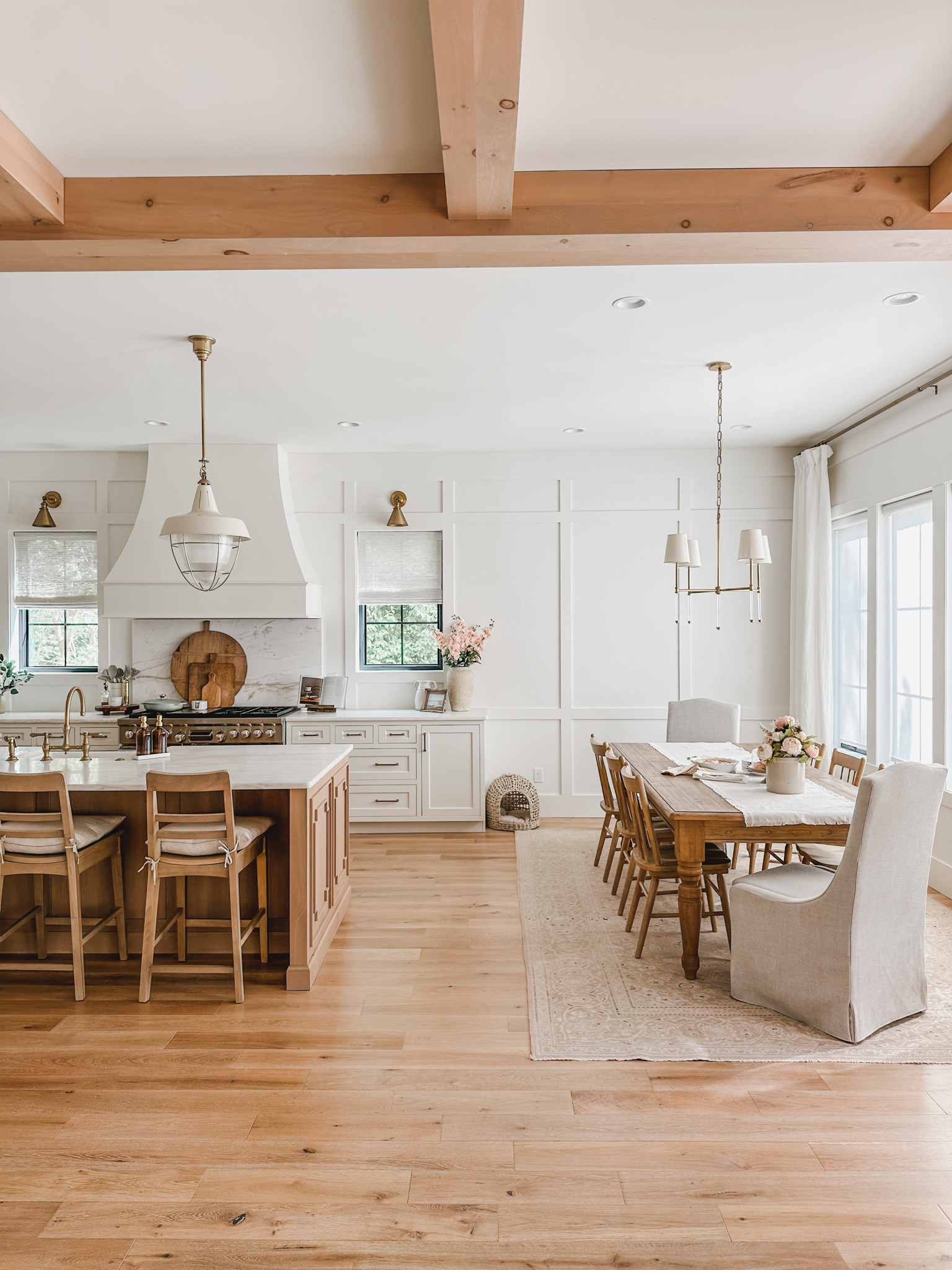 Bright and airy kitchen & dining room! 


My kitchen style, kitchen design, dining room decor, furniture favorites, Amazon finds, lighting, brass lighting, vintage rugs, cutting boards, stools, wooden stools, linen chairs, shop the look! 

#LTKstyletip #LTKFind #LTKhome