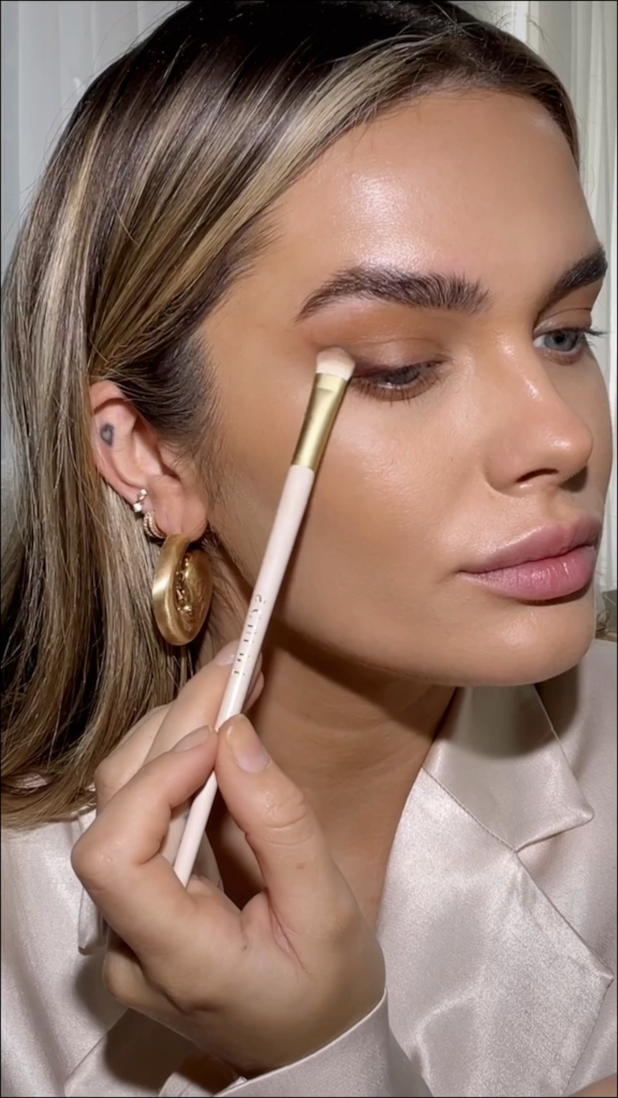 PRODUCT BREAKDOWN 
soectrum x ash kohlm Sculpt brush set 
hourglass ambient soft glow foundation shade 8
charlotte tilbury beautiful skin concealer shade 2 
Rose inc cream bronzer ‘kauai’ 
Spectrum powder bronzer (doesn’t seem to be online so maybe replaced with a Charlotte tilbury bronzer) 
Max factor blush sunlit coral 
Laura mercier transluscent powder 
Anastasia Beverly Hills brow freeze 
Refy brow pencil ‘medium’ 
Charlotte tilbury instant eye palette 
Charlotte tilbury push up mascara 
Barry M Lip liner ‘toast’ 
Nude stix ‘sweet peach peony’ as lipstick 
Charlotte tilbury beauty light wand ‘glowgasm goldgasm’

#LTKbeauty