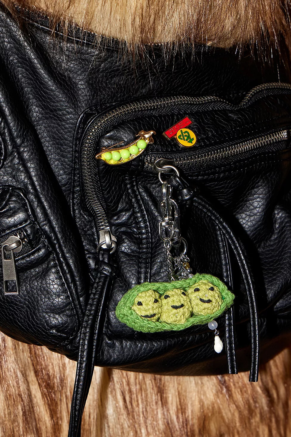 UO Knitted Pea Pod Keyring | Urban Outfitters UK