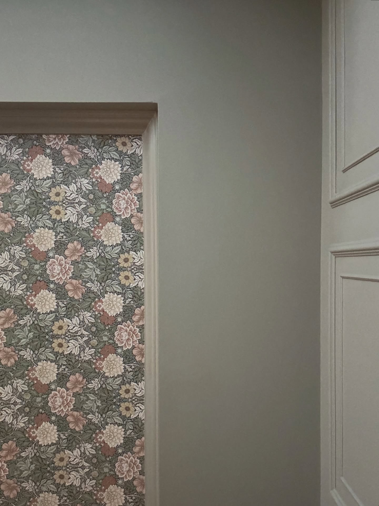 Alright, here we go with the new year, new goals. 

Goal #1: My Instagram feed is officially retiring as a perfectly polished portfolio grid. Final photos + staging are such a tiny sliver of what we actually do, so you’re getting way more of the real process, the in-between, the messy, the “this is why we did that” moments.

Goal #2: Make updates to our own home without taking 8,029 business days to decide on something like… paint sheen. I simply do not have time for my own psychotic design spirals anymore. As like most of us designers, we can make decisions much easier for others than we can for ourselves. 

Goal #3: Teach you things. Like—every room has a fifth wall if you stop ignoring it. Yes, ceilings count. Yes, wallpaper belongs up there. JUST KNOW that ceilings can reflect light and flaws, which is why the quality of the paper and the installer actually matter. I can’t find a single seam here even with my trained eye. Invest in the right places, friends. You won’t regret it. 

I’ll save the rest for another day. ✌🏼❤️