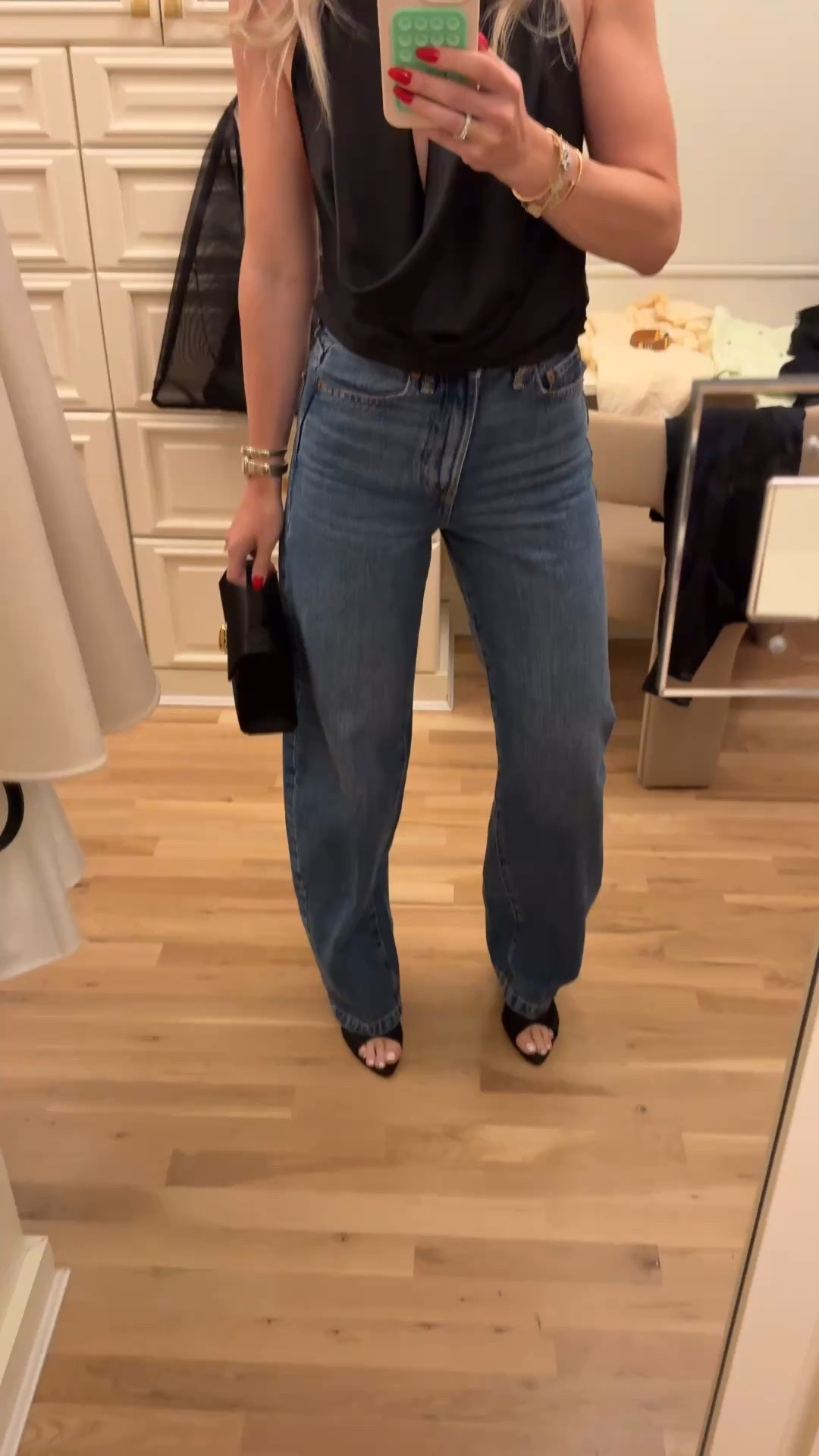 Giving barrel jeans a try 

I’m such a skinny Jean girl so this is out of my comfort zone but trying something new!

The top is XS 
The jeans are 24 (true to size / run big)
I’m 5’5 for reference