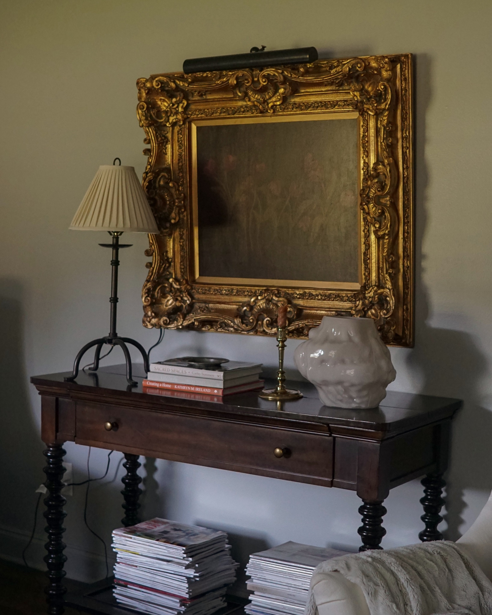 I have been on the hunt for something simple and moody for this ornate, antique frame, so I commissioned this piece from @gabriellaraeart and it is just perfect! The colors have so much depth that the pictures really don’t do it justice. It’s especially good when it’s lit up at night with the picture light 🤤