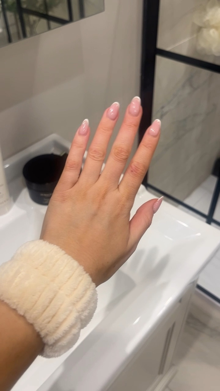 🚨GAME CHANGER 🚨

Keep your arms dry during your beauty regime! Sounds so simple but wow it’s amazing 😂 plus a matching headband to keep your hair out the way 💅🏼