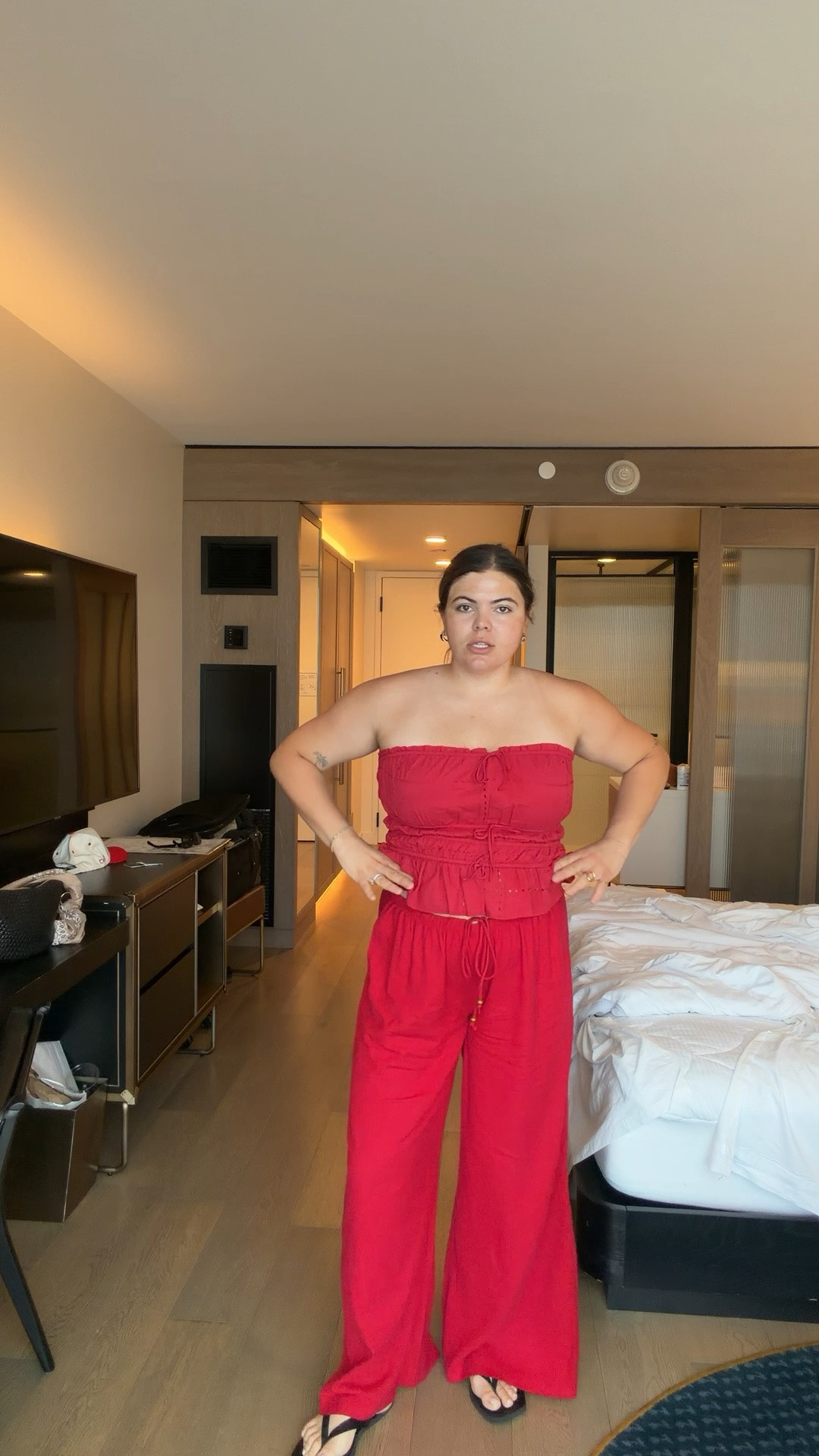 When I wore walking around Nashville!

Two piece set from target wearing size large in the tube top and the linen pants

Midsize, size 12, size 14, mom style, curvy outfit