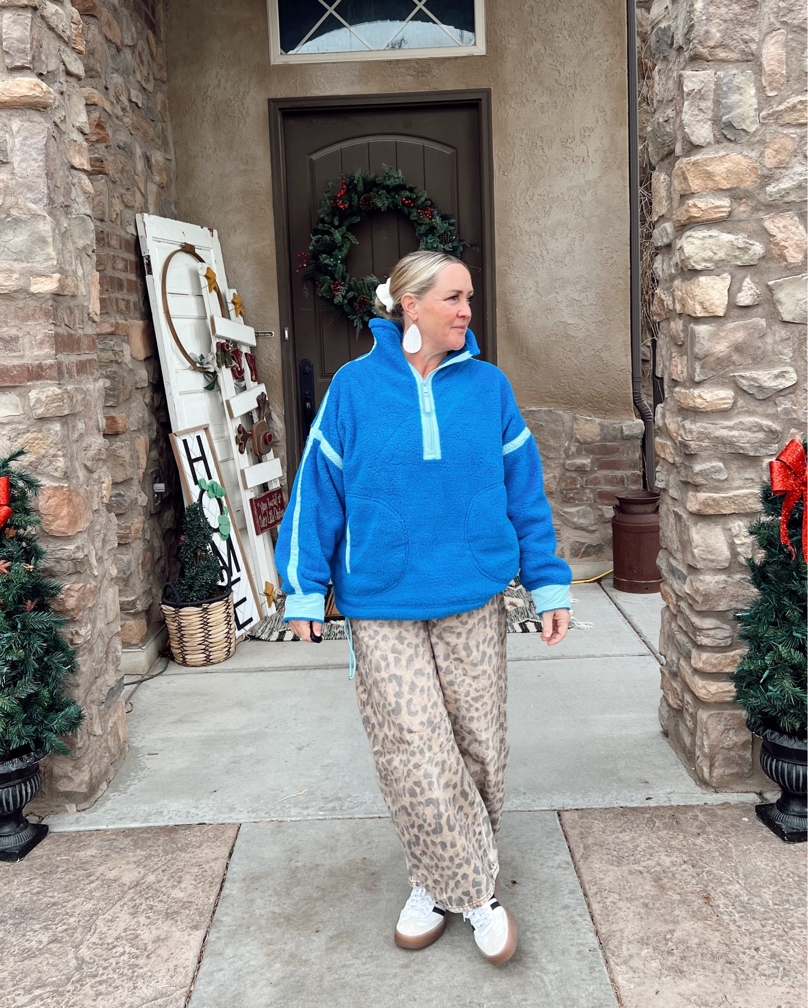 💙🩵a free people inspired sweatshirt that is soft, cozy and the funnest color! mix it up with a chill leopard print bottom and you’re all set!
.
#fpinspired #fleecetop #electricblue #leopardjeans #leopardvatteljeans #amazonfinds 

#LTKGiftGuide #LTKSeasonal #LTKFindsUnder50