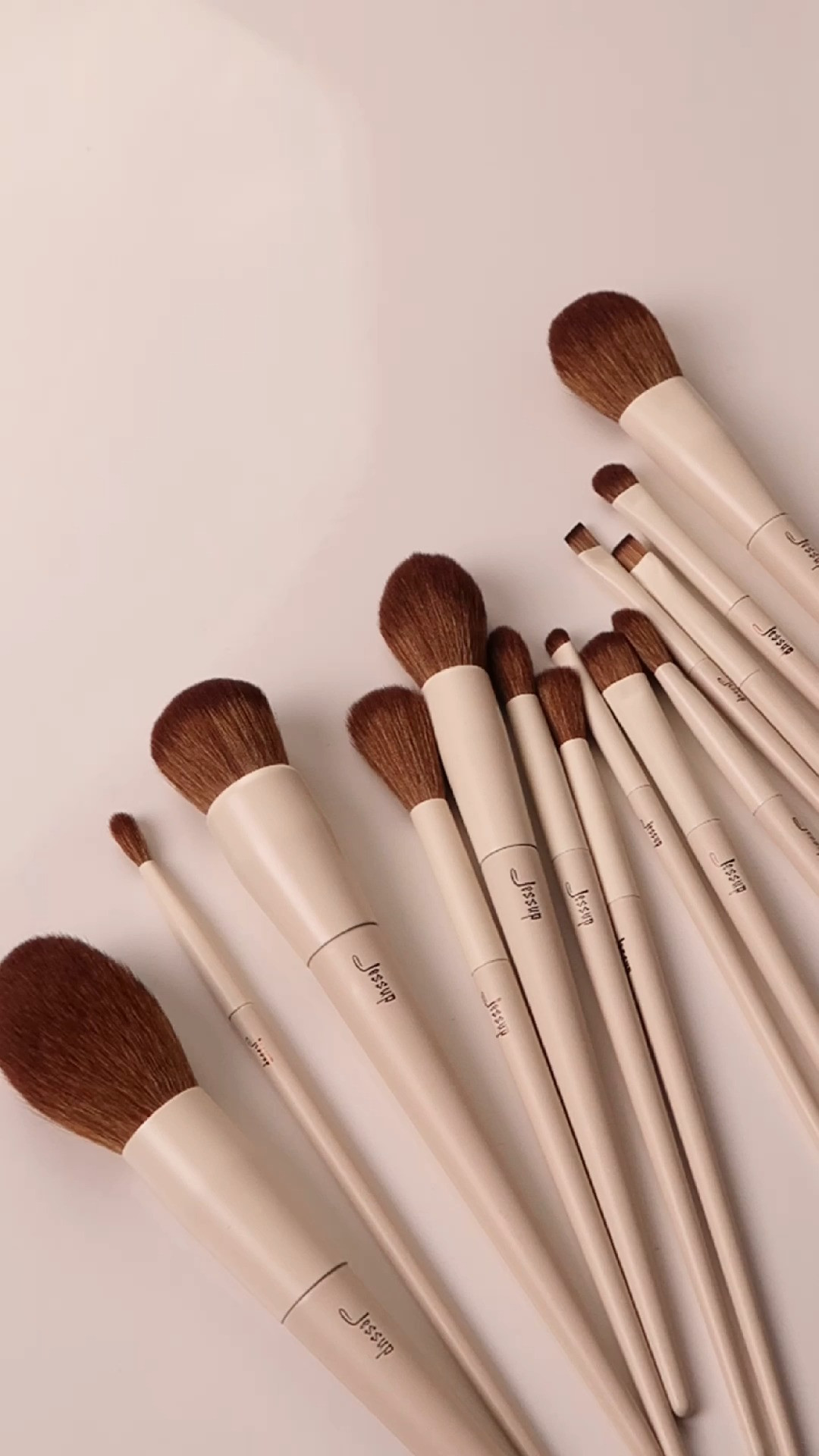 Recebi esse kit de pinceis com 14 peças + esponja da Jessup Beauty ✨

Infelizmente nos pincéis não tem numeração pra eu falar quais eu gostei mais, mas com certeza alguns vão entrar no vídeo de pincéis favoritos.
Eles são bem macios e suaves na pele, mas o que usei pra bronzer e o do blush tem uma leve firmeza pra ajudar a esfumar melhor produtos cremosos.

As cerdas são sintéticas e os pincéis 100% veganos

🏷️ Temos cupom de 25% off no site: QUERIDAPELE
E eles entregam no BR 

 #LTKbrasil #LTKbeleza