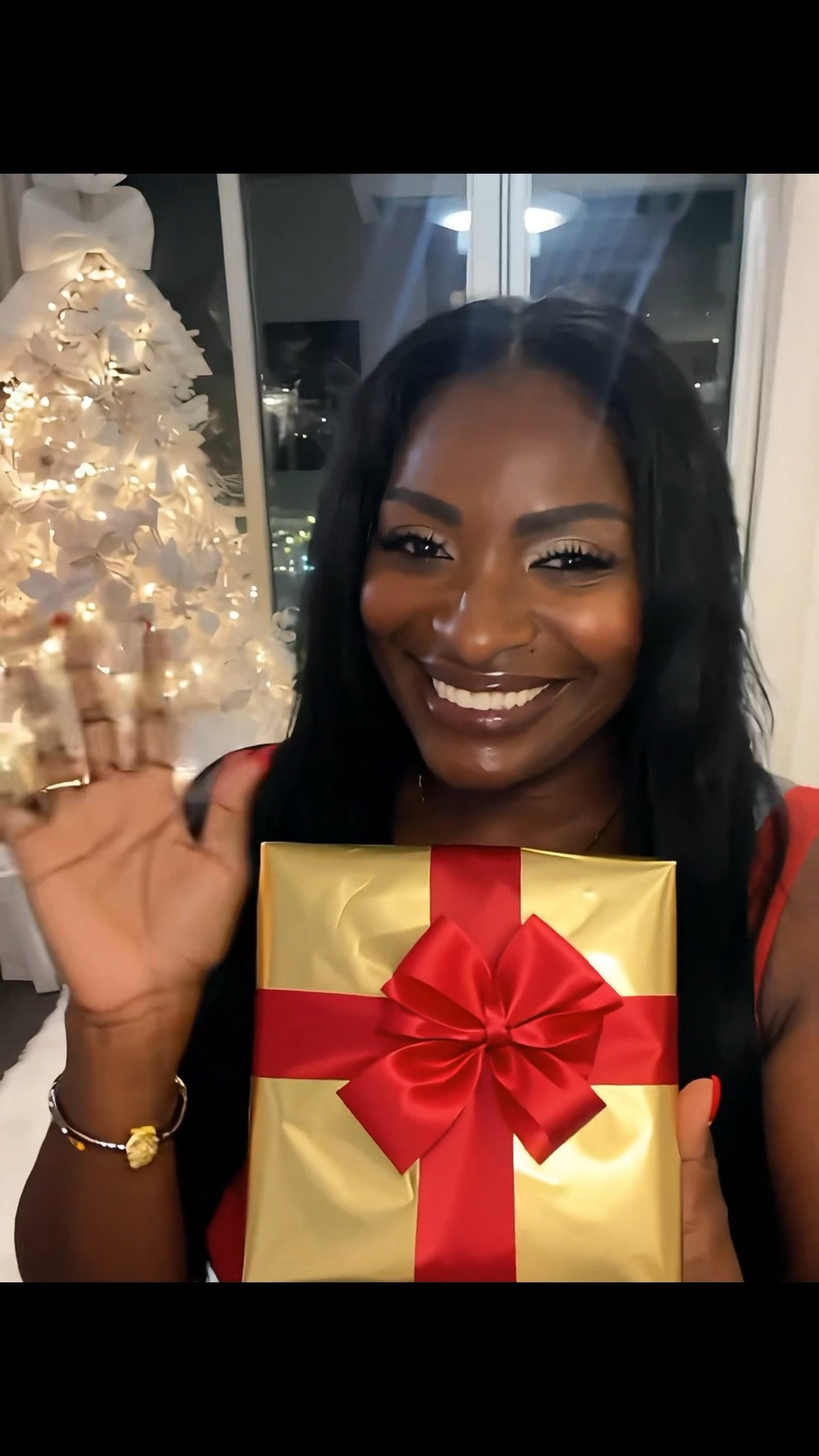 
🤗🎄Merry Christmas to you and yours.

If you're spending the holidays alone, its ok, if you don't receive gifts it's ok...you're not the only one and you are loved ❤️

Wearing some of my beauty favorites by Fenty beauty, Juvias Place, Mac Cosmetics, Too Face, Maybelline. This is a cute holiday makeup look for my women over 50 like me 🙂🙃

#merrychristmas #holidays #Love #checkonyourfriends

#LTKHoliday #LTKGiftGuide #LTKBeauty