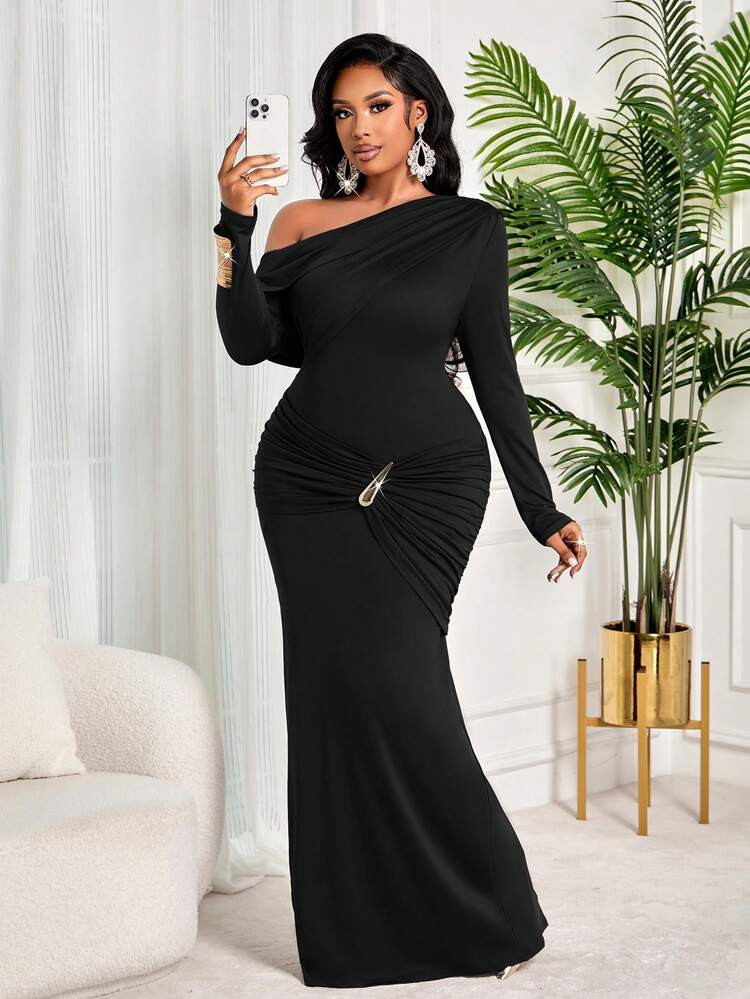 AIJ Early Autumn Plus Size Black One-Shoulder Long Sleeve Maxi Dress, Ruched Waist With Metal Dec... | SHEIN