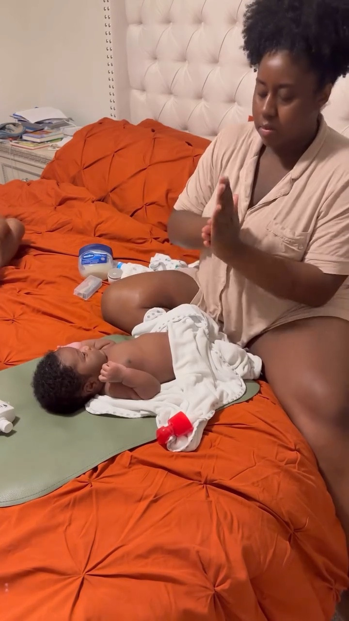 Bath routine for my 1 month old newborn 😍🥹🫶🏾👶🏾 His skin is sooooo dry lately so bathing him and moisturizing him is a frequent thing. Actually I have to moisturize him multiple times a day or his skin will get super chapped! 😫

#newborn #postpartum #bathroutine #motherhood #momof2