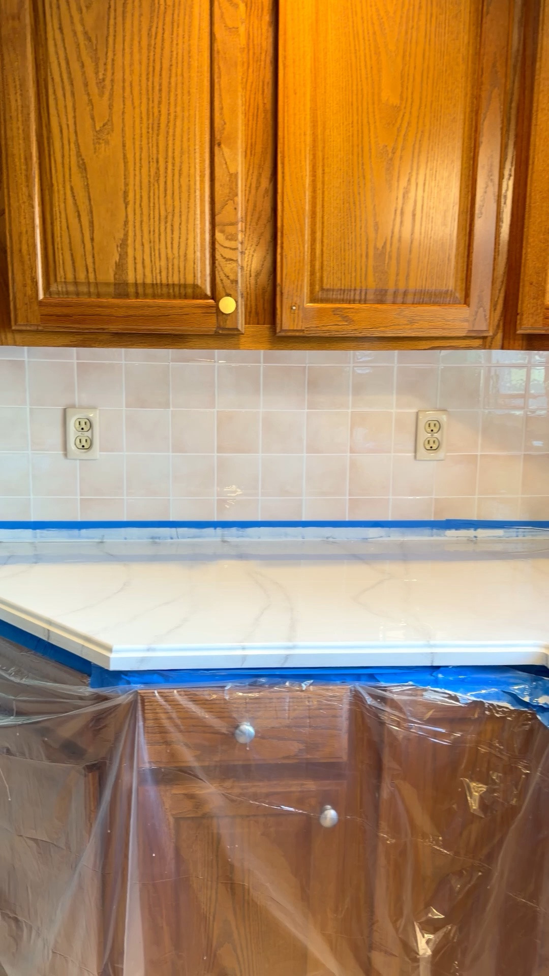 Kitchen Transformation FAST AND ELEGANT! Probably my best trick to make a kitchen better. 

.
TRANSFORMA TU COCINA SIN GASTAR MUCHO! 
.
.

#LTKHome