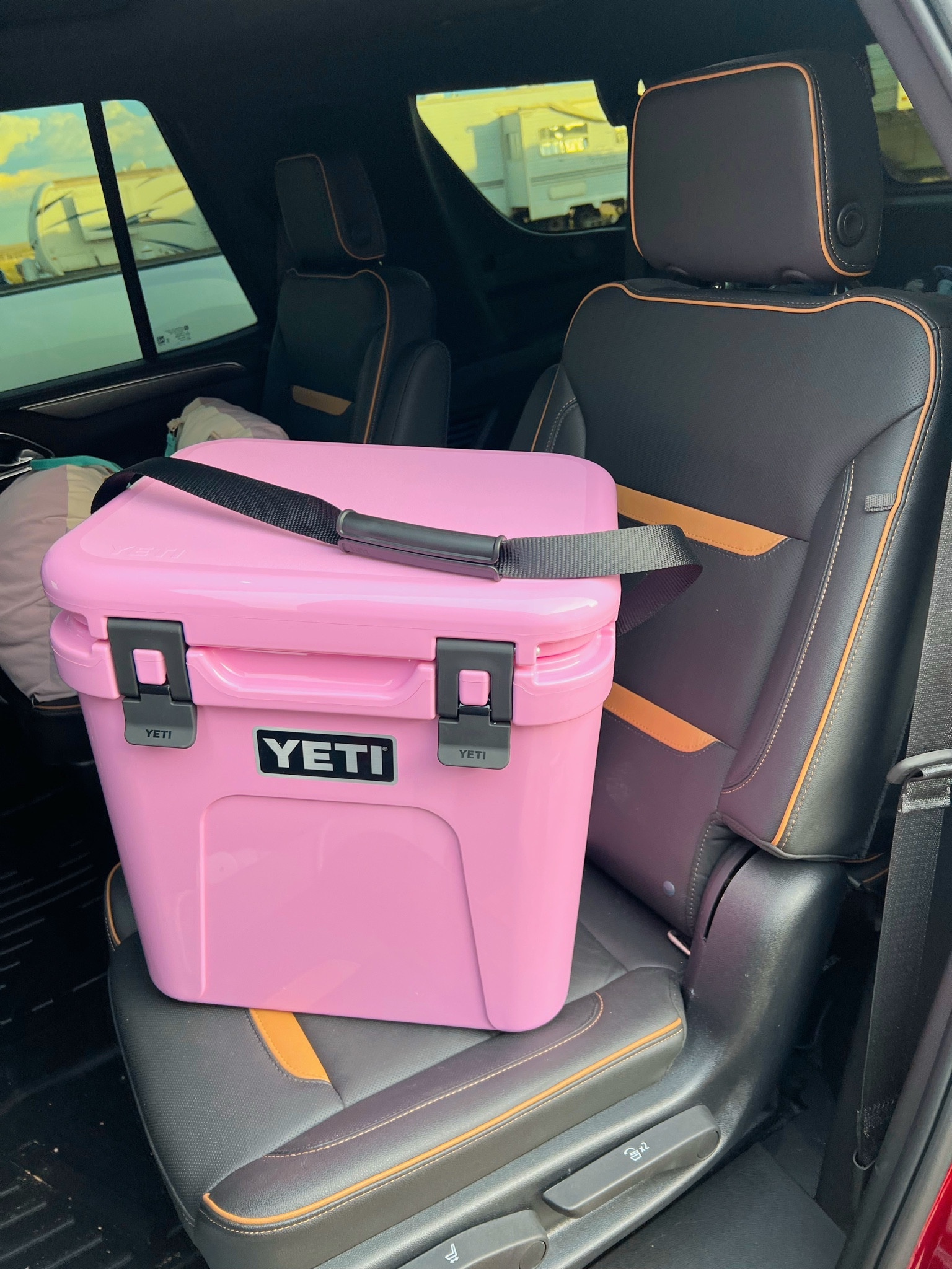 YETI Roadie 24 Hard Cooler - Power Pink