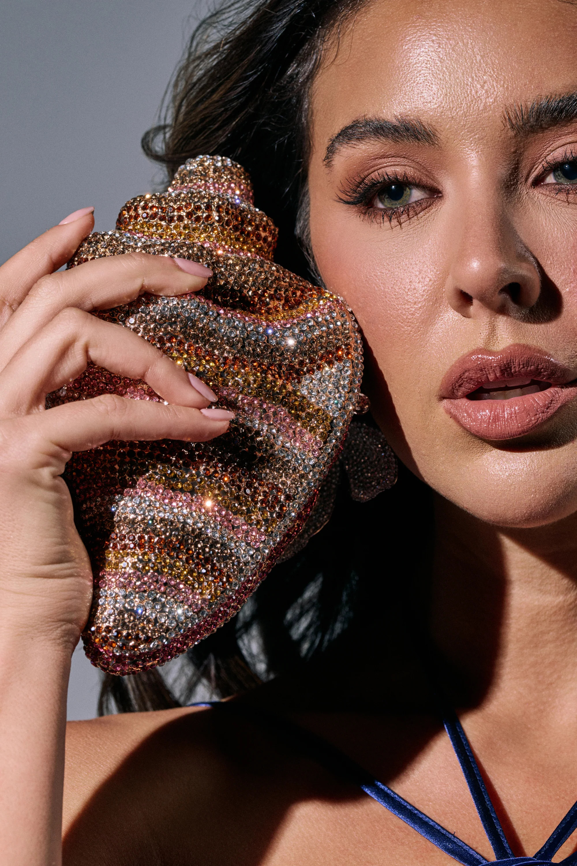 THIS IS MY SHELL BLING CLUTCH | AKIRA