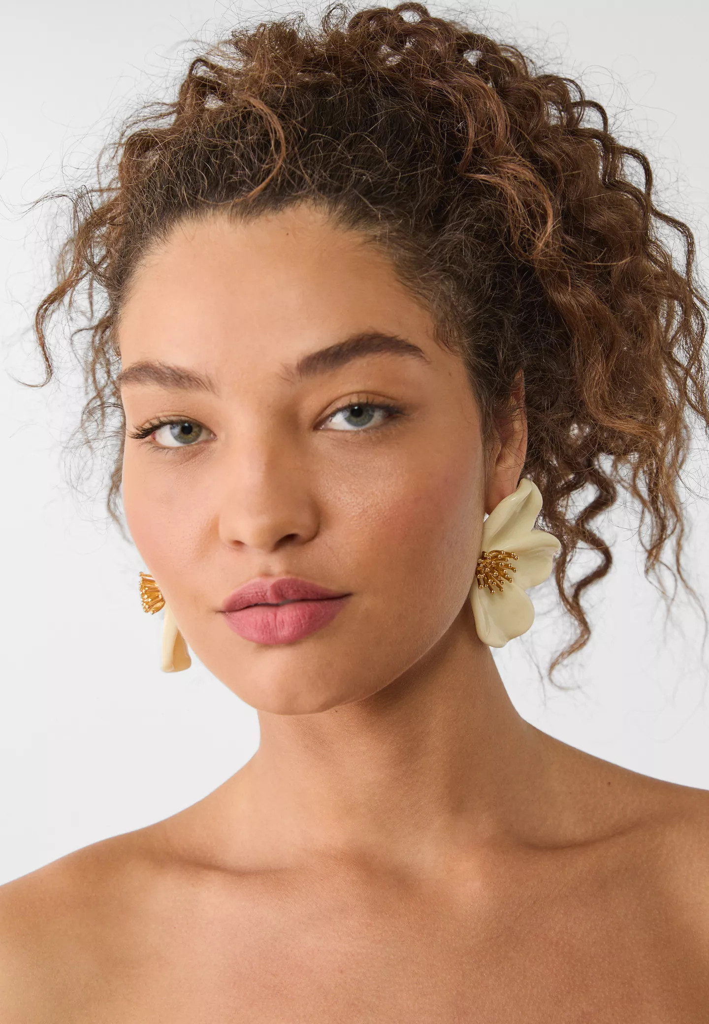 Flower petal earrings | Stradivarius (UK)