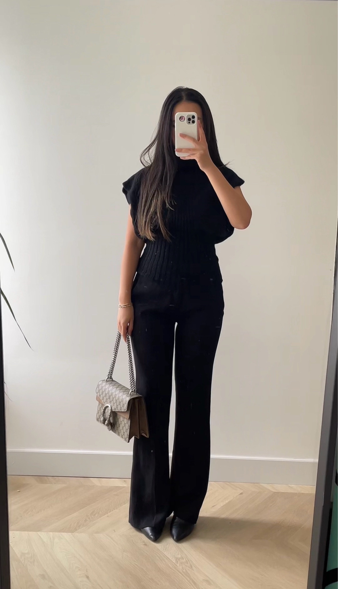 I’ve been loving flared trousers again after not touching them for a while, I think they look super chic with tall heels and a sleeveless turtleneck sweater.

Top is old Missoni
Pants is old Zara
bag is Gucci Dionysus small classic (full review on www.ha-na.nl)

#LTKSeasonal #LTKeurope #LTKstyletip