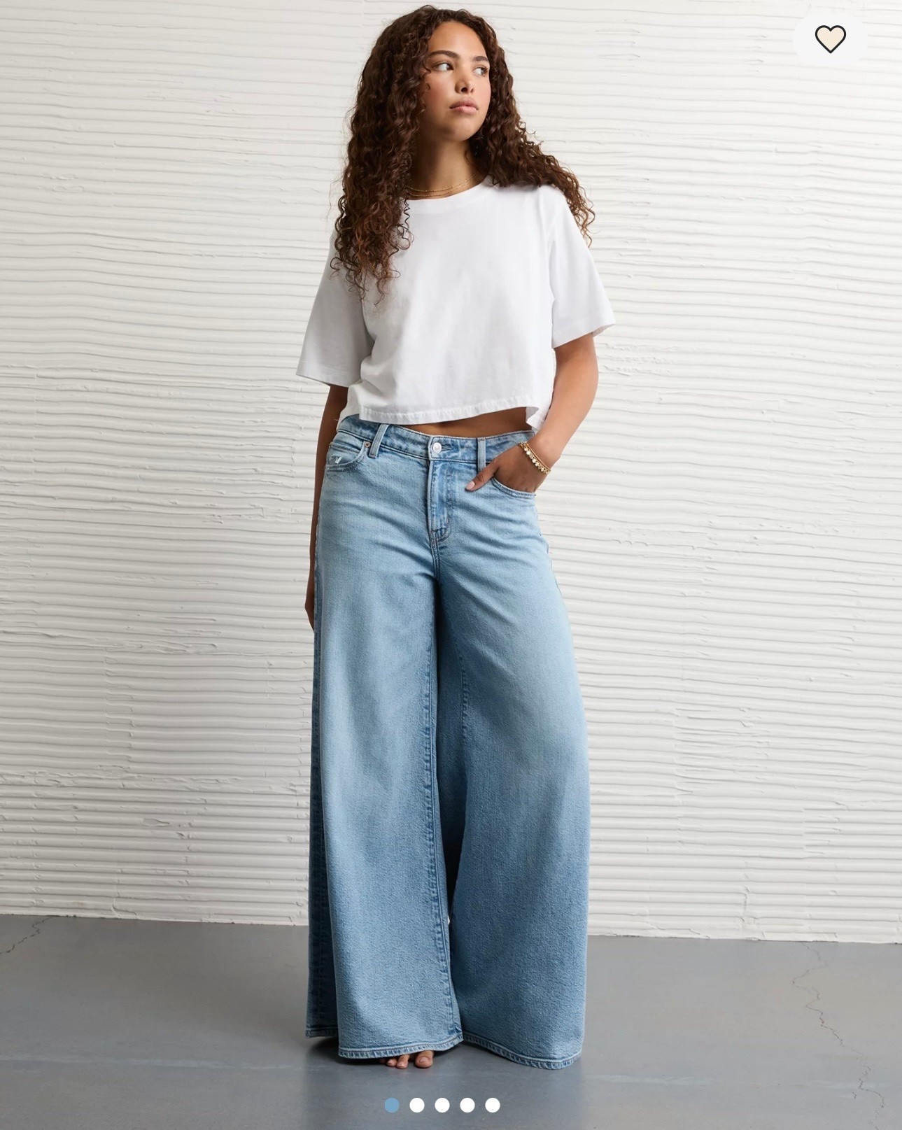 These are the extra wide leg jeans you guys are loving. I’m in a size 4