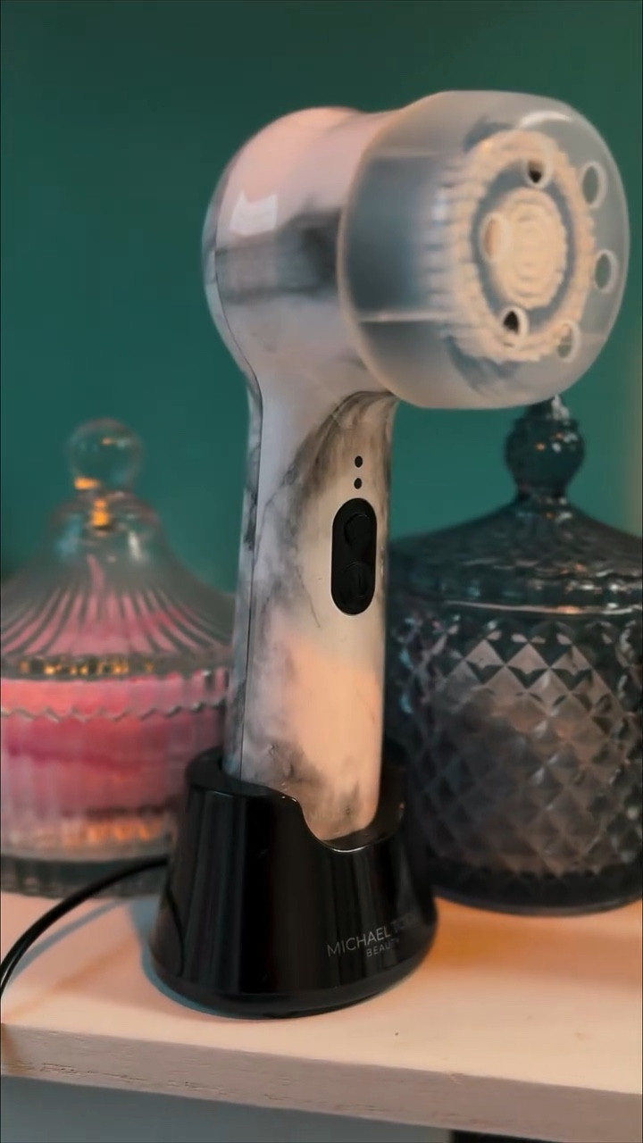 Taking my double-cleanse to glow girl mode with the Michael Todd Soniclear ✨🫧 Pairing it with my fave cleanser for that deep clean + gentle exfoliation has my skin feeling baby-soft and so fresh. Self-care upgrade unlocked 💕💦 michaeltoddbeauty #michaeltoddbeauty #gifted #michaeltoddbeautypartner  #Soniclear #DoubleCleanse #CleanBeautyRoutine #SkinTools #GlowingSkin #SkincareAddict