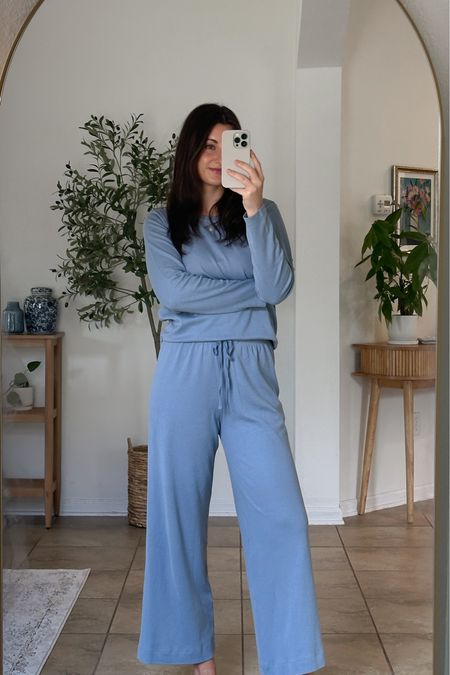 Pajama / lounge pants set 
Wearing size small 