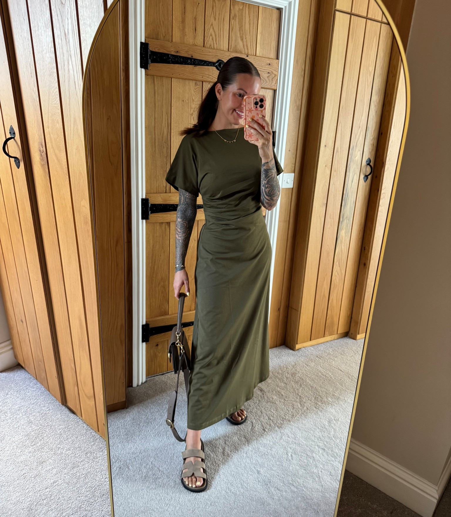 THE comfiest most flattering dress!
It’s true to size girlies i’m wearing a Small & i’ve linked every colour below that they do! 🤎