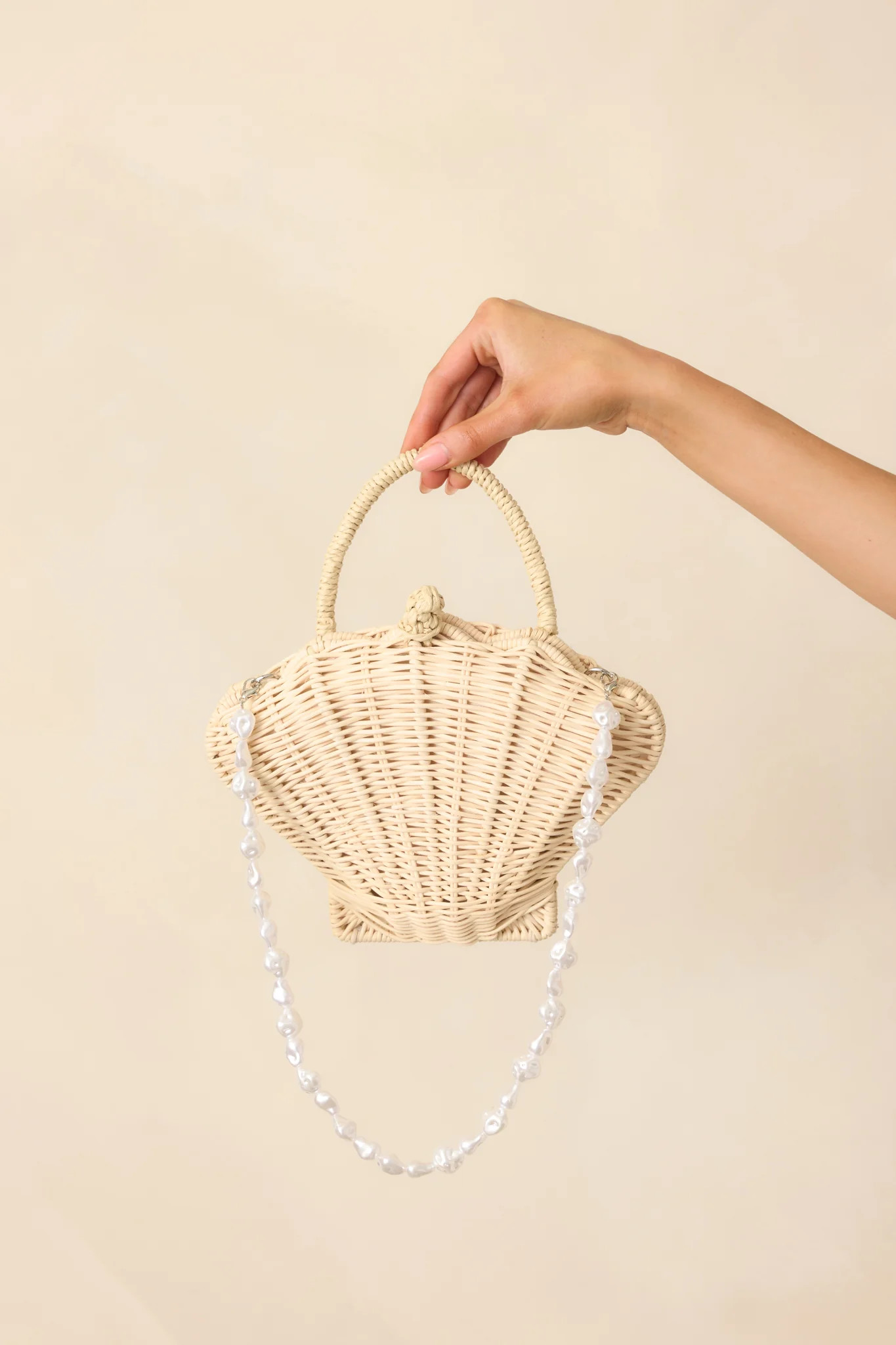 That Sunkissed Glow Ivory Rattan Structured Seashell Handbag | Red Dress