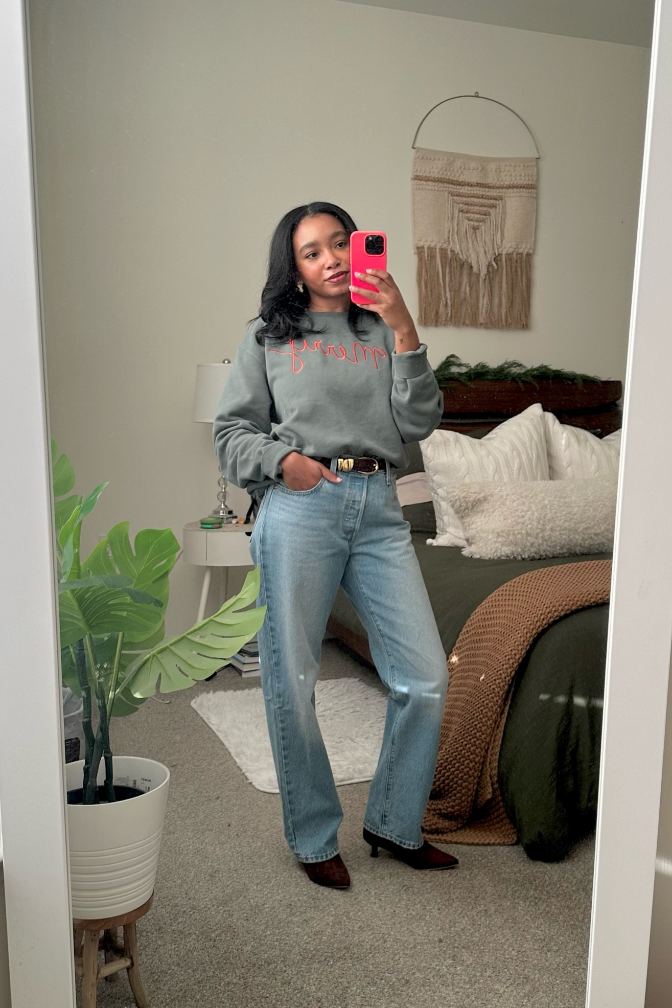 -size medium in sweatshirt
-size 27 in jeans (sized up)
-size small in belt
-boots are true to sizee

#LTKSeasonal #LTKFindsUnder100 #LTKStyleTip