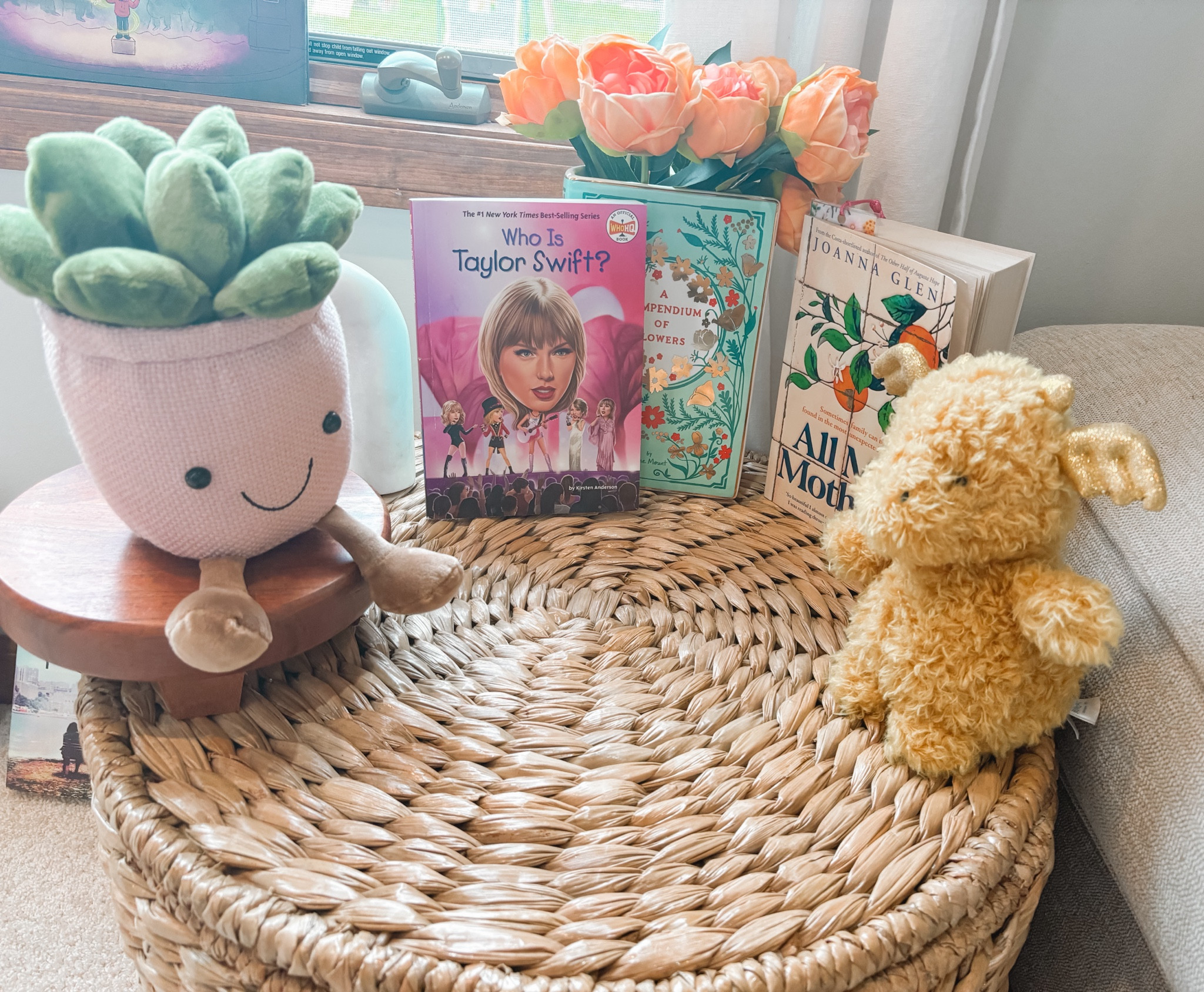 Isla’s little library set up with some of our favorite bookshelf decorations. #bookdecor #booklover #bookishgifts

#LTKKids #LTKHome #LTKGiftGuide