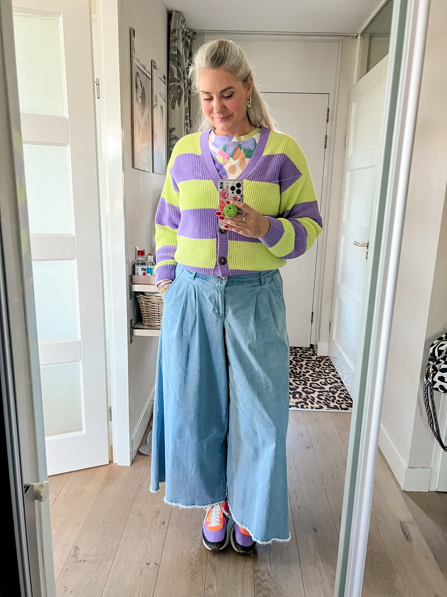 Ootd - Saturday. Like and lilac striped cardigan (Wibra) over a multicolor top (C&A, medium) and light denim wide culottes (https://bonprix-nl.mtpc.se/5155767, 40), Puma sneakers, flower earrings. 



#LTKspring #LTKeurope #LTKnederlands