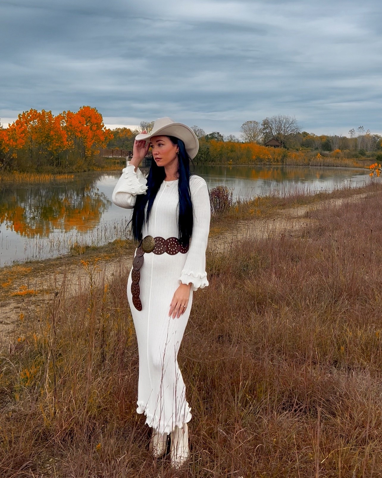 fall outfits, outfit inspo, fall aesthetic, autumn looks, autumn outfit, fall leaves, maxi dress, white dress, boho aesthetic, western aesthetic, modest outfit, fall activities #cozyoutfitideas #fallaesthetic #falloutfitinspo #pinterestoutfit