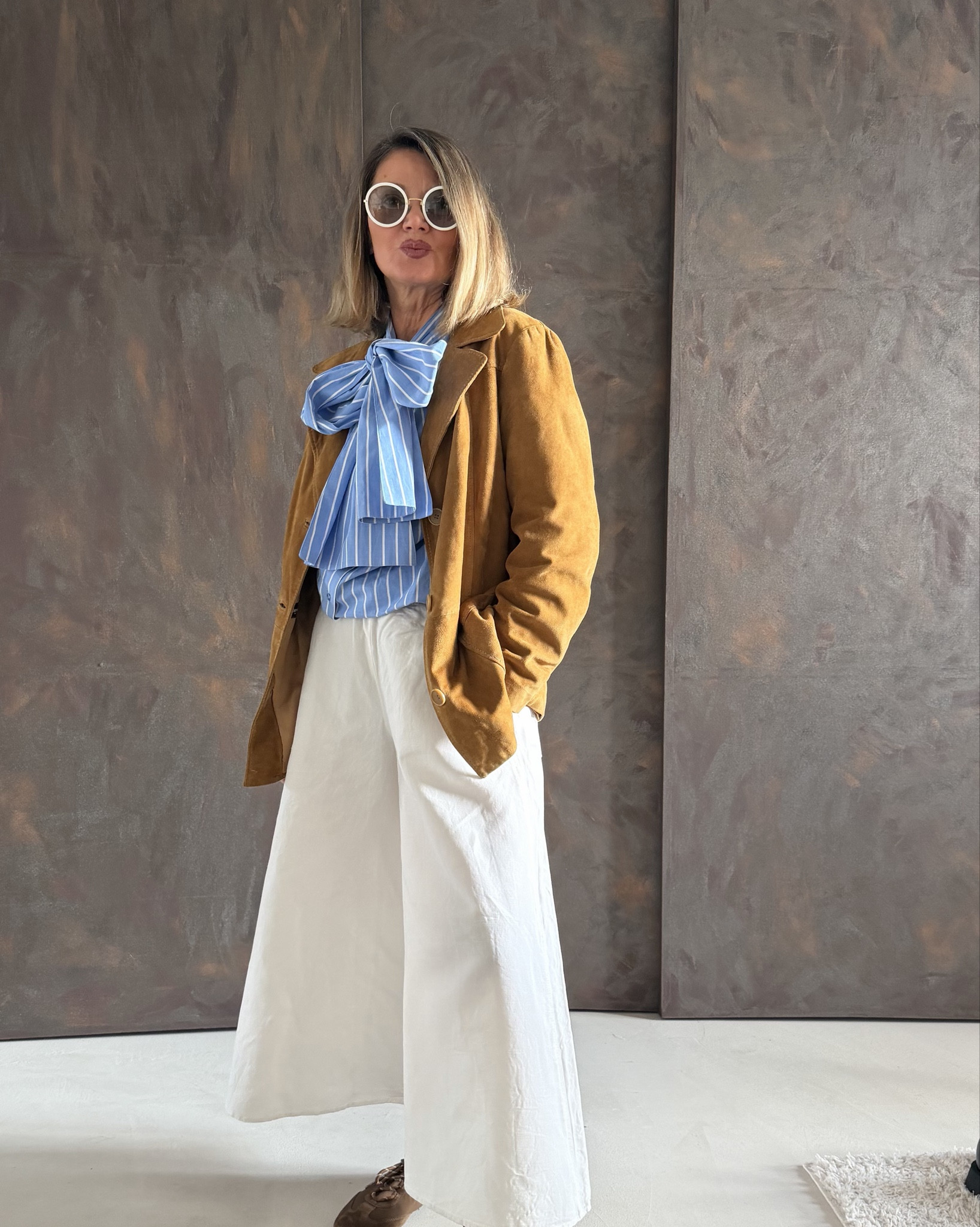 Schick mit Schluppenbluse und Hosenrock oder Rock, dazu Wildleder und der Frühlingslook ist perfekt 

#LTKplussize #LTKspring #LTKstyletip