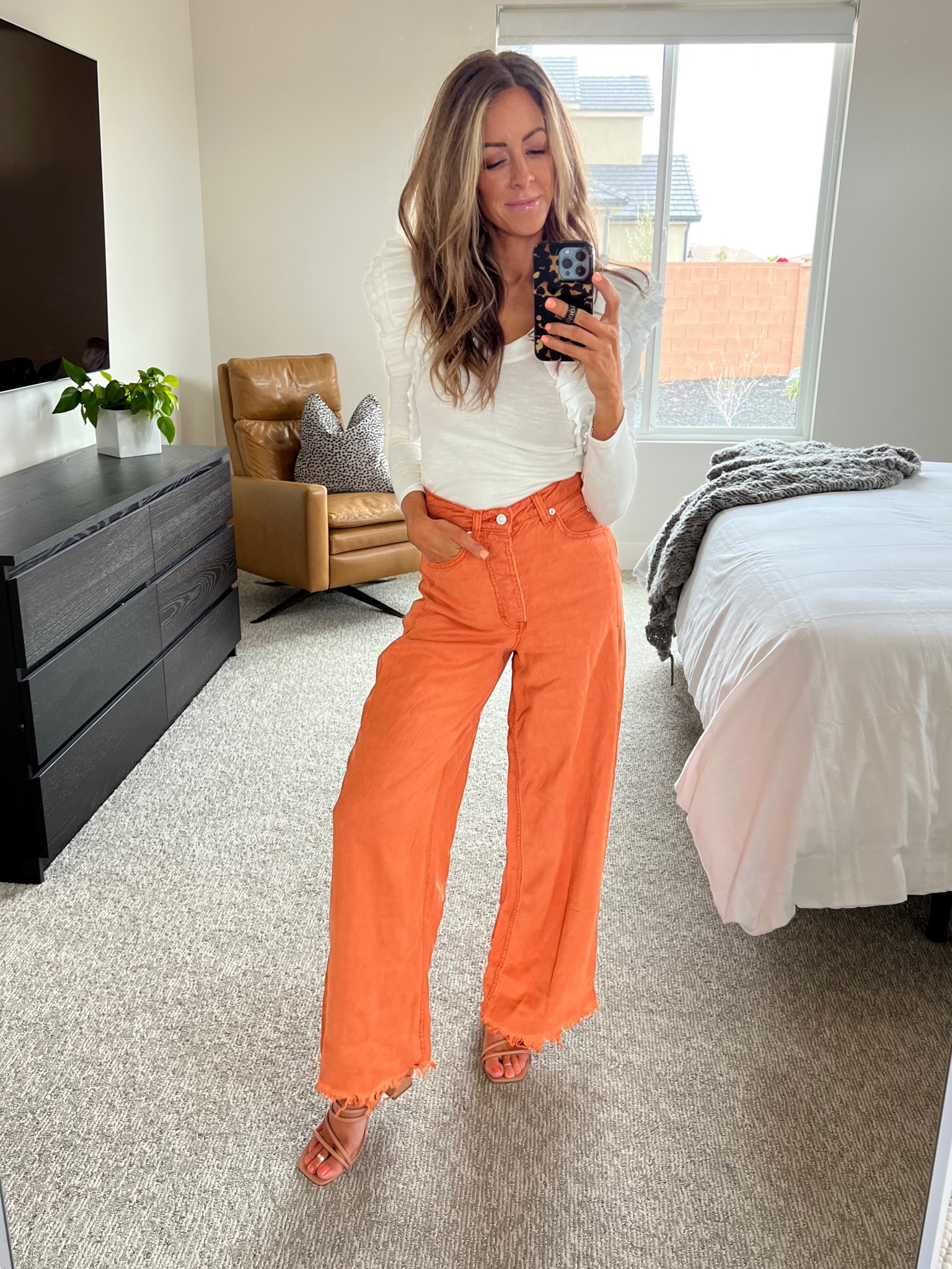 Today on the blog I’m sharing all my new favorite denim jeans! How fun are these orange ones? I’m wearing size 25 and they are TTS! So soft too!