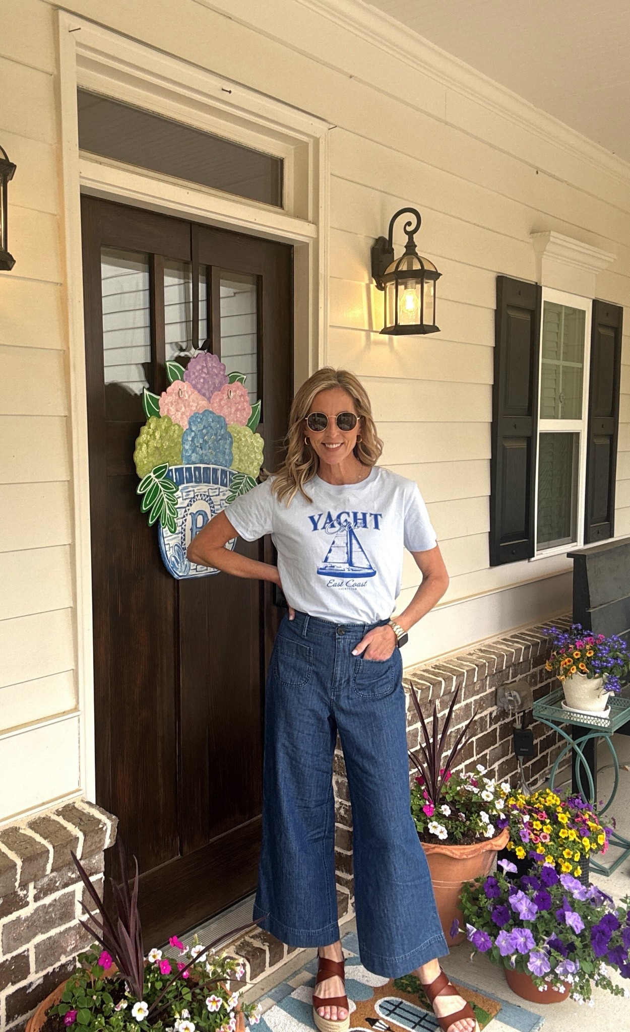 Effortless style… These free assembly wide leg cropped jeans are total refresh for your everyday denim collection… Pair them with your favorite top.. these front and back pockets keep everything functional while the cropped length lets you show off your favorite shoes wearing a size extra small  