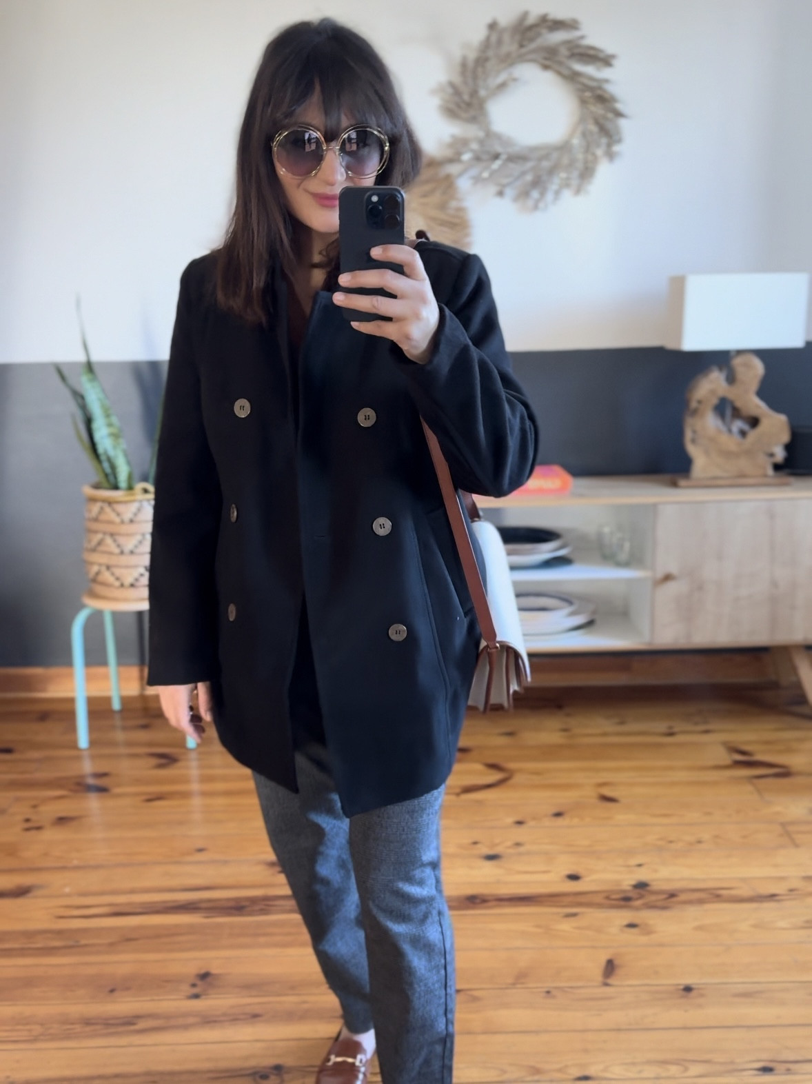 Un look casual et chic en même temps parfait pour aller au bureau comme pour aller faire une virée shopping ! Pantalon droit imprimé, pull cosy et veste caban.