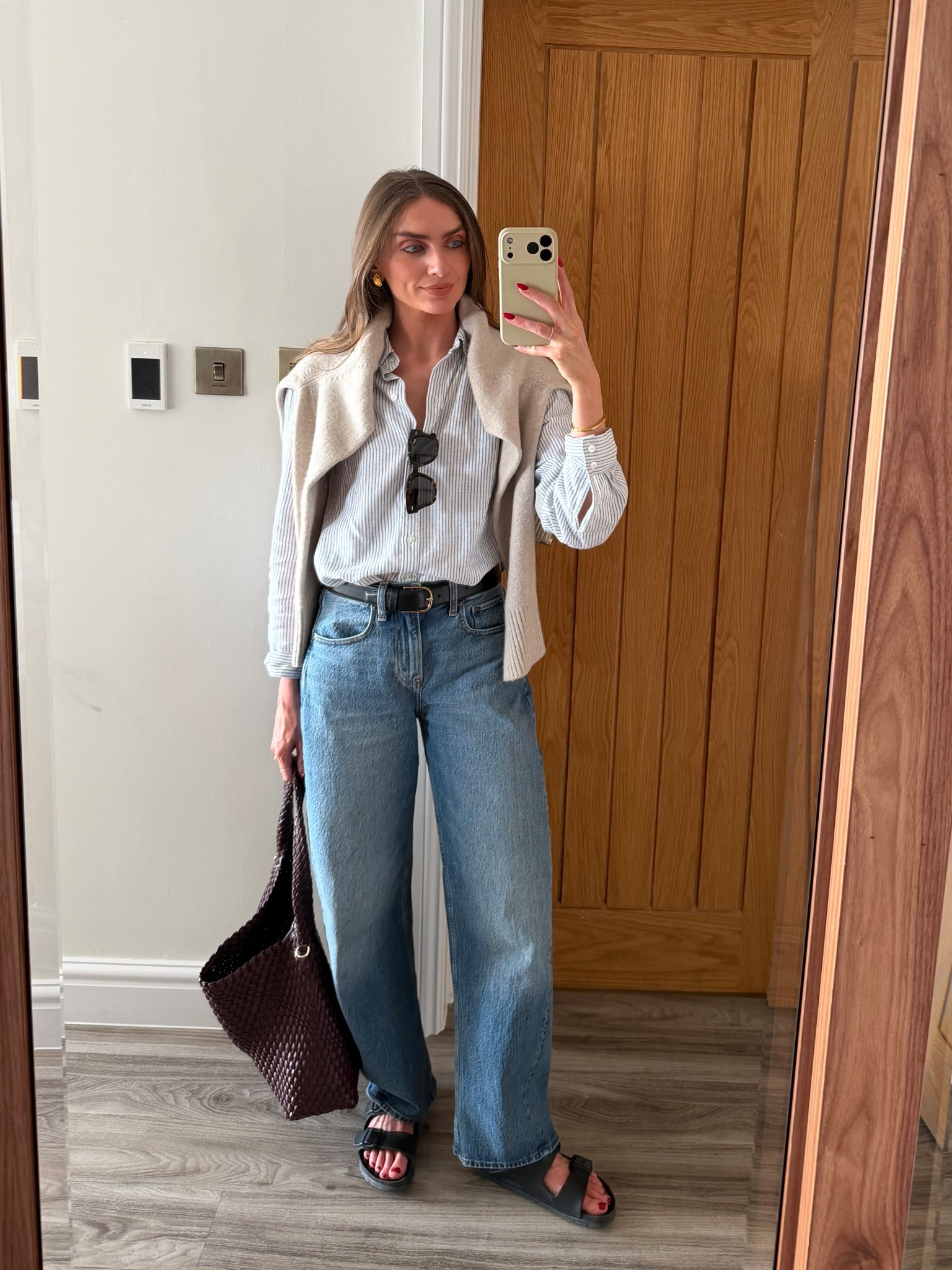 Outfit of the day! Hottest day of the year so far today so I got my Birkenstocks out
Small in the Abercrombie shirt
25Long in the barrel leg jeans
Jm 5ft 6 
Toteme belt
Dune bag
Rayan state street sunglasses 
Birkenstock sandals 
