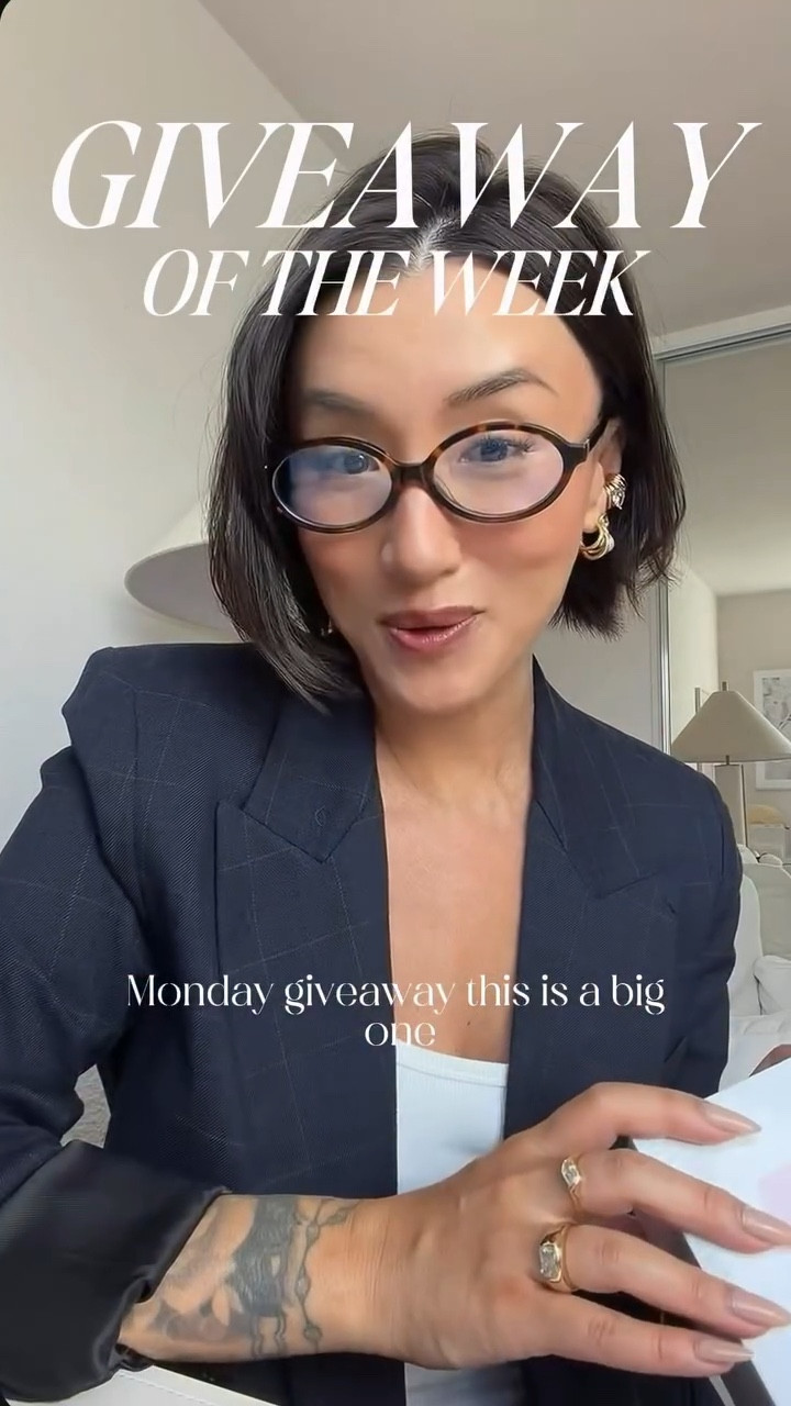 ✨ Weekly Giveaway ✨
I’m so excited for this one! This week’s giveaway is the long-awaited Medicube Beauty Device + their best-selling PDRN Pink Serum bundle 💖

💡 Entry Details (read carefully — it’s a little different this time!):
1️⃣ Like & Repost this post (both are required ✅)
2️⃣ Share to your Stories and keep it up for the full 24 hours
3️⃣ Tag 2 friends who would also love this device
4️⃣ Subscribe to my Gl4maway channel — winners are always announced there, and you’ll have 1 week to claim your prize before I redraw

✨ Bonus Entries: Each friend you tag that follows me = 2 extra entries (no limit!) 

Please only tag people who you truly think will enjoy this community — I want to grow authentically 💕

Thank you so much for supporting me on this journey to 10K 🙏 Your engagement means the world, and it’s how I’m able to keep bringing you these amazing giveaways.

📅 Winner announced: Friday 10/3
Good luck, beauties! 🍀💫

#Medicube #Giveaway #BeautyOver40 #SkincareCommunity #GlamaWay