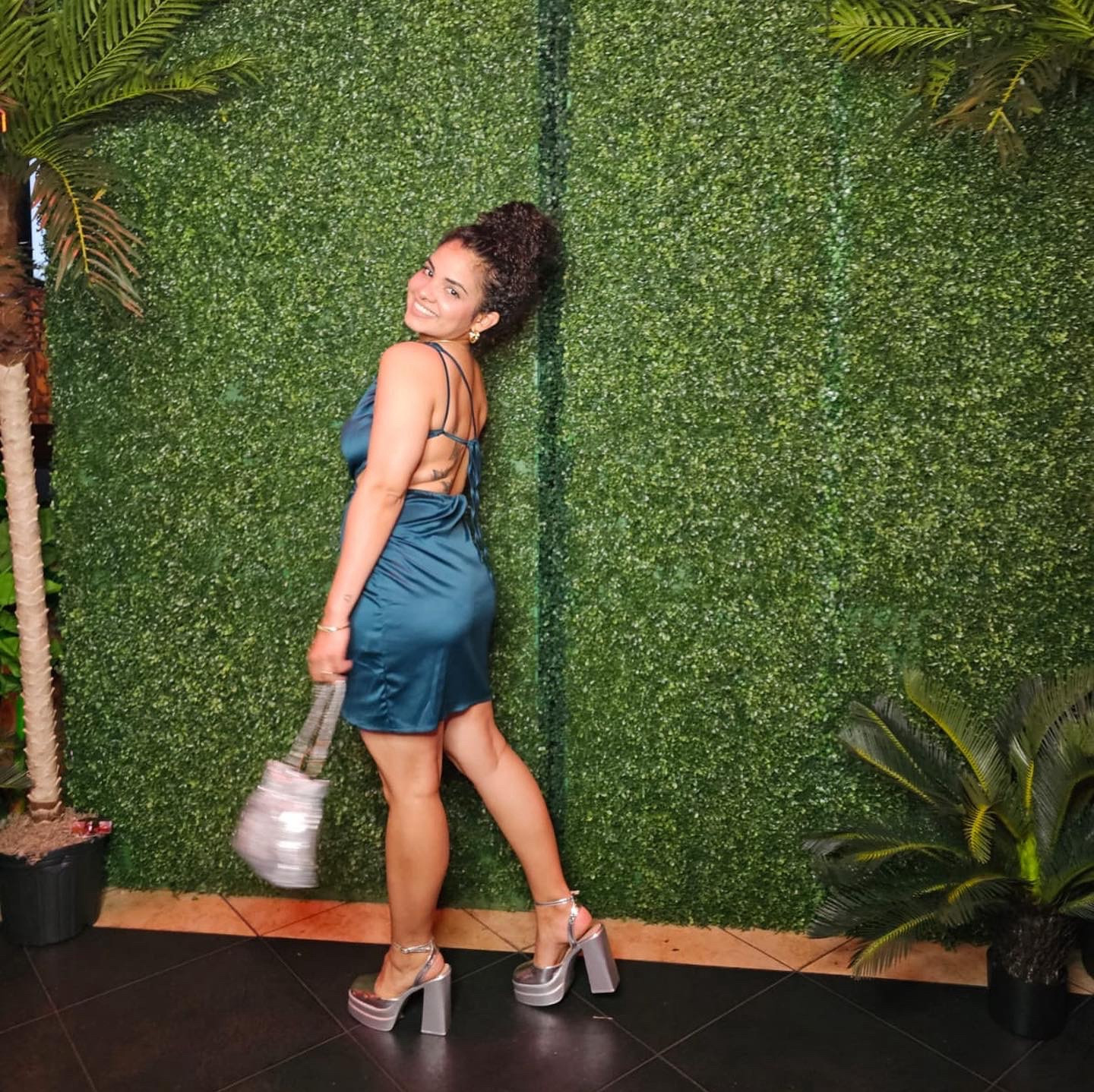 Y para la noche tenemos este conjunto de cartera y zapatos que los vas a amar y el vestido de satin todo un espectáculo 💯‼️

#LTKstyletip #LTKbeauty