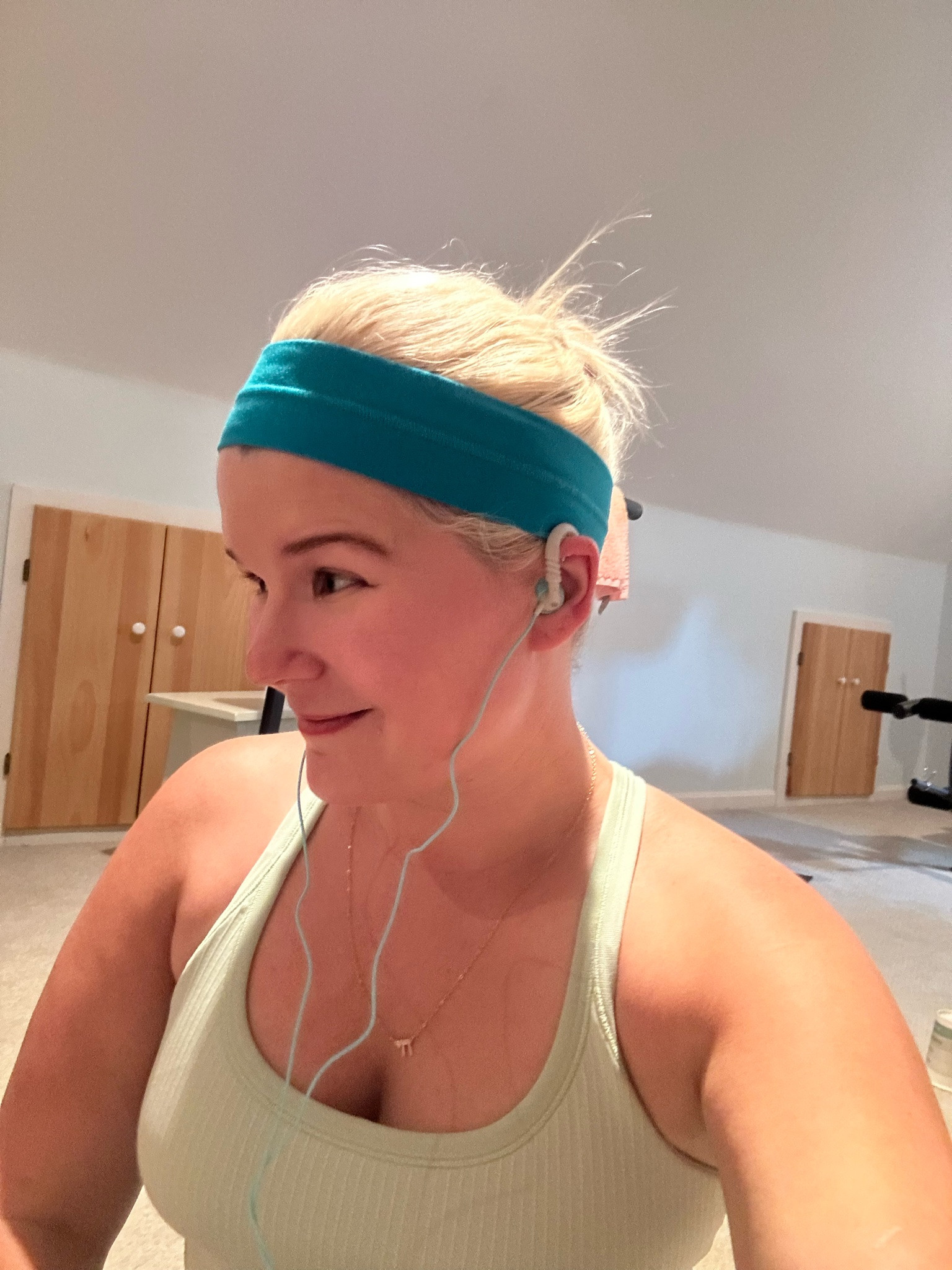 Afternoon workout sess. My must haves: headphones and headband.

#LTKfitnessgoals #LTKActive #LTKPetite
