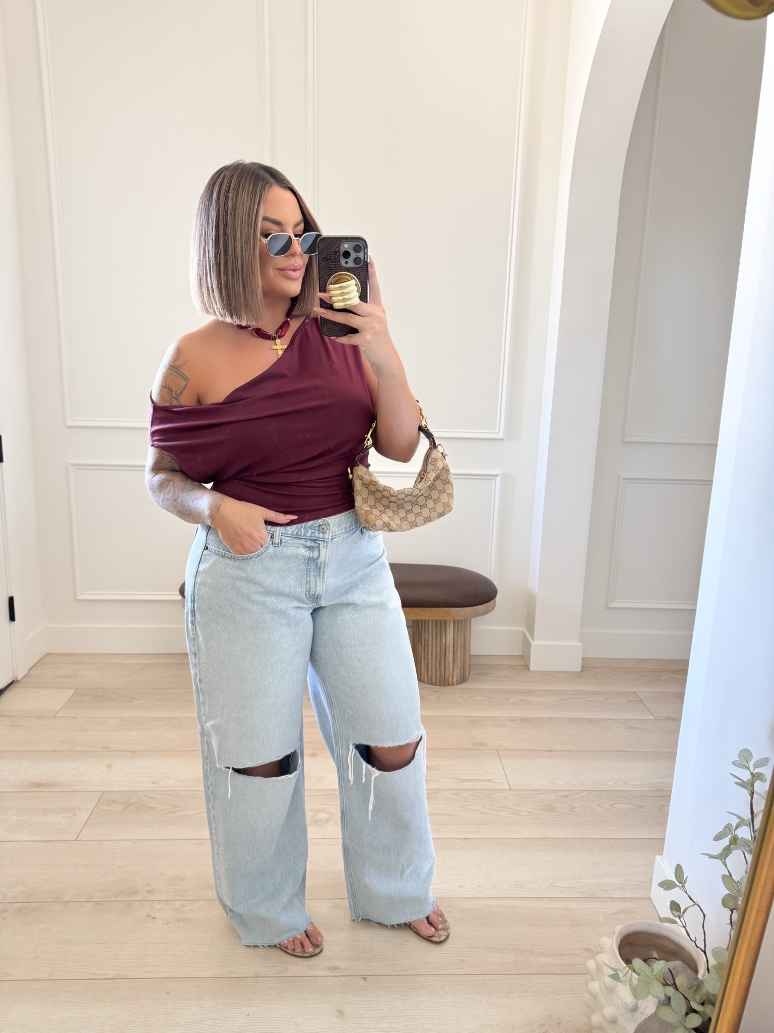 Jeans sized up to 32 for baggy fit but typically do a 31 for regular fit. ( shop them now while sale is going on ) I believe today is the last day of Labor Day sale ! 
Top L 
#abercrombie #amazon
