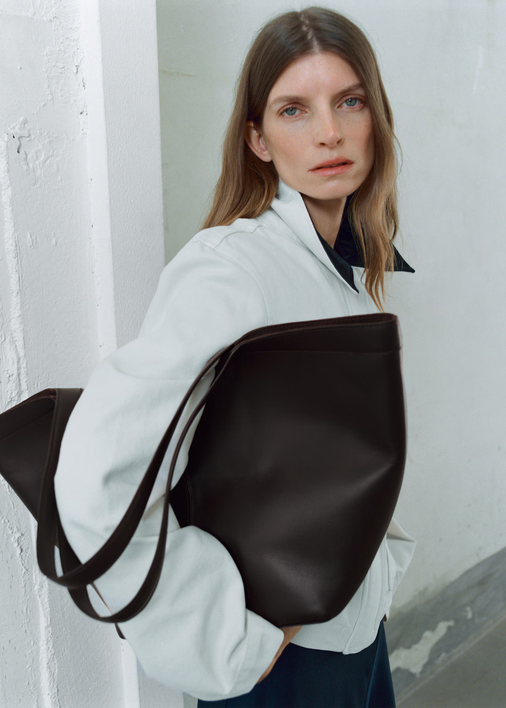 Large leather shoulder bag - Women | MANGO USA | Mango (US/MX/AU)