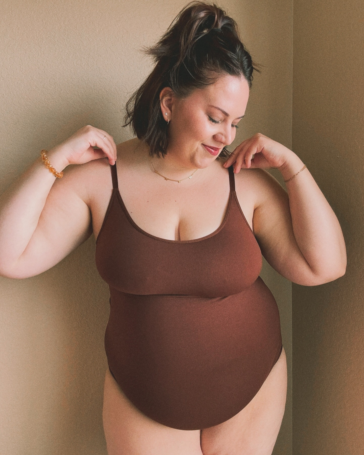 If “Dad Bods” are hot, then “Mom Bods” sure as hell are! 🔥 I haven’t taken cute moody pics like this in awhile and I forgot how much it helps my self-image. ALL bodies are art 🩷

Shapewear  @shapermint 🤎

Use MAGGIESHM20 and save some 💰