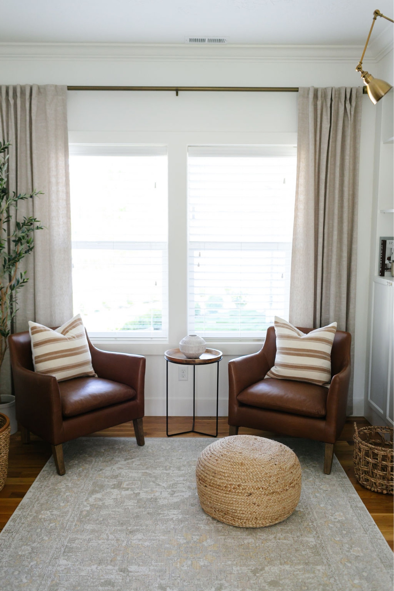 I’m loving the neutral area rug with the leather chairs and striped pillows. 

Chris Loves Julia x Loloi 
Pottery Barn leather chair
Living room decor 
Home decor 
Fall decor 
Pottery Barn neutral curtains 
Brass sconces 

#LTKsalealert #LTKhome #LTKSeasonal