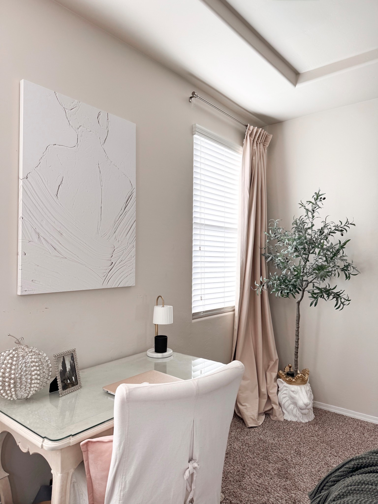 Do you have a favorite space in your home? It’s the little things for me, the lion head pot, simple elegance print, and velvet curtains 🤍

#LTKHome