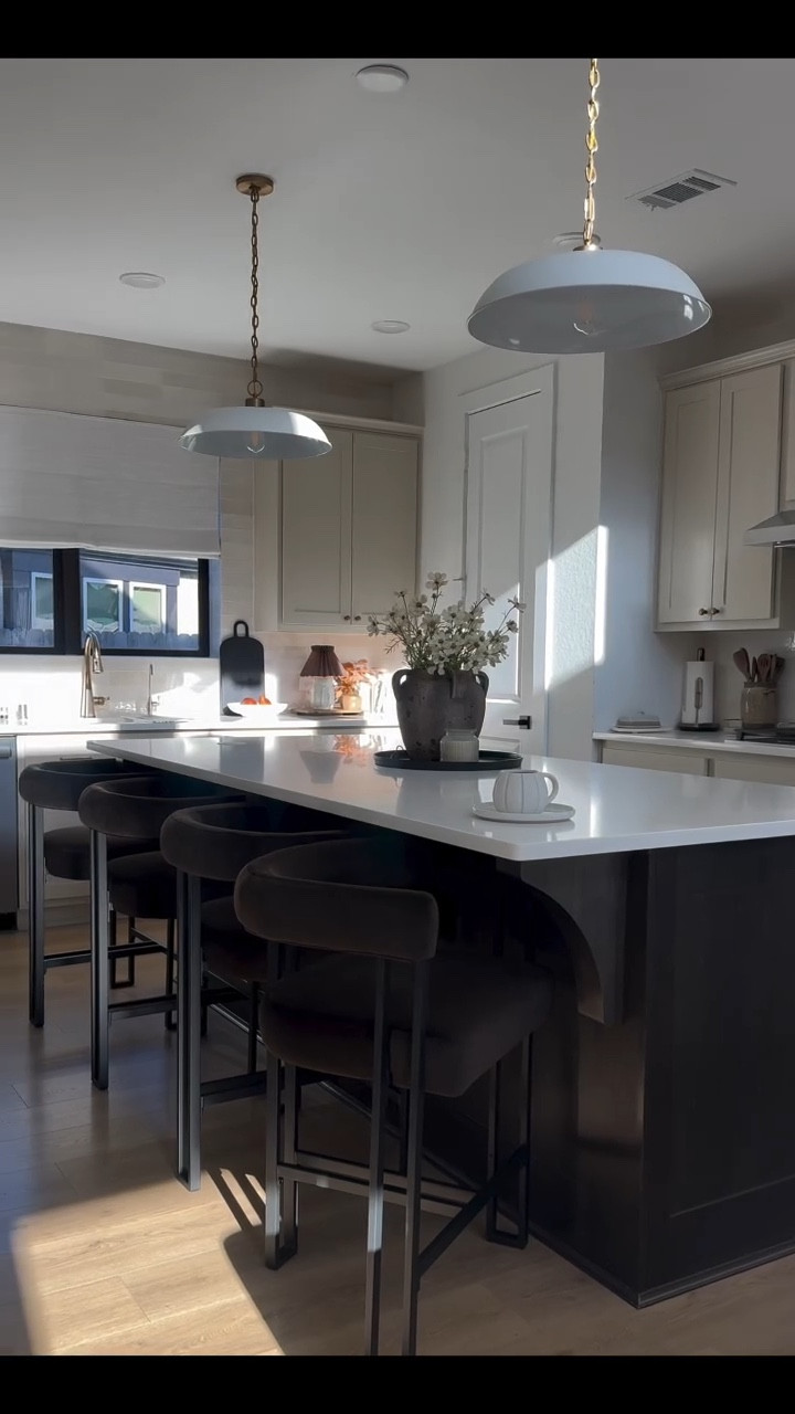 Why does this look like a completely different kitchen 😍✨

From bright and airy to warm and moody 🤎 
It’s all in the details . 

Can you see the top 2 things I changed that transformed this space? 👀

Feliz martes 🤎

Follow@ourcozy_casa for more home inspo 

#aesthetics
#beforeandafterhome #kitcheninspo #homeaesthetic #fyp homeinspo

#LTKSaleAlert #LTKdayinmylife #LTKHome