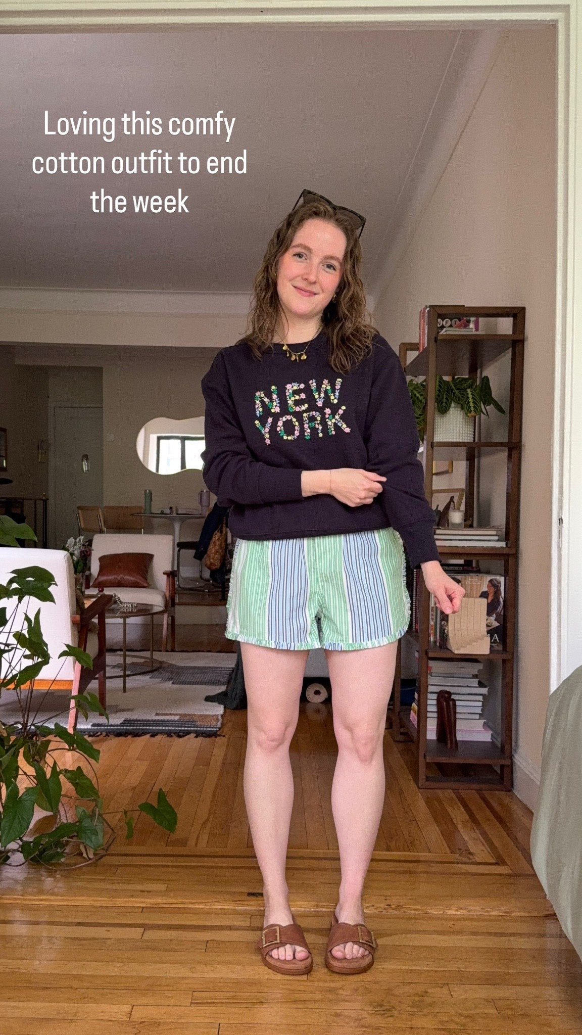 NYC outfit of the day. Cotton elastic waist shorts xs. Run large. Xs cotton embroidered sweatshirt