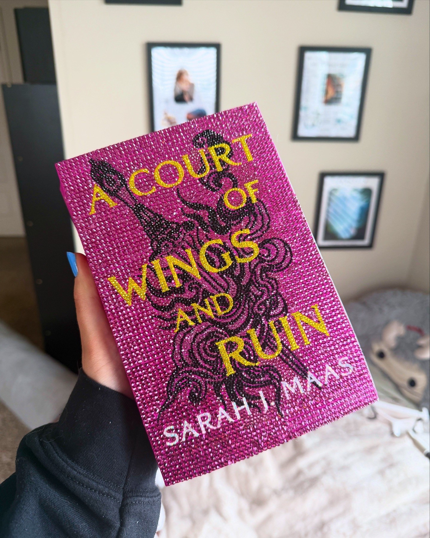 Bedazzled Wings and Ruin 

Details:

Sarah’s name - color: 12-TranspAB / size: 4mm

Book name - color: lemon yellow / size: SS4

Black detail - color: black / size: SS4

Pink detail - color: fuchsia / size: SS4

Background - color: fuchsia / size: SS10

#LTKSaleAlert #LTKSpringSale #LTKFindsUnder50
