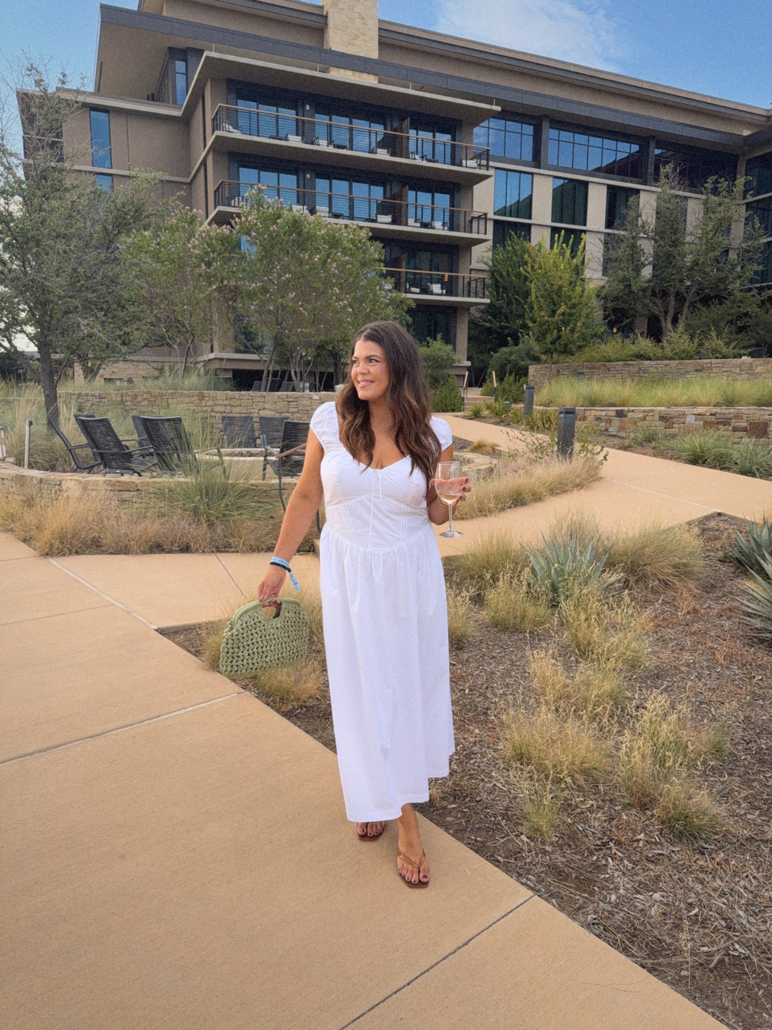 White dress from @abercrombie - size large

Would be PERFECT for family photos, teacher, church, night out etc. I’m wearing size large 

Midsize, size 12, size 14, mom style, curvy outfit, thick tummy approved